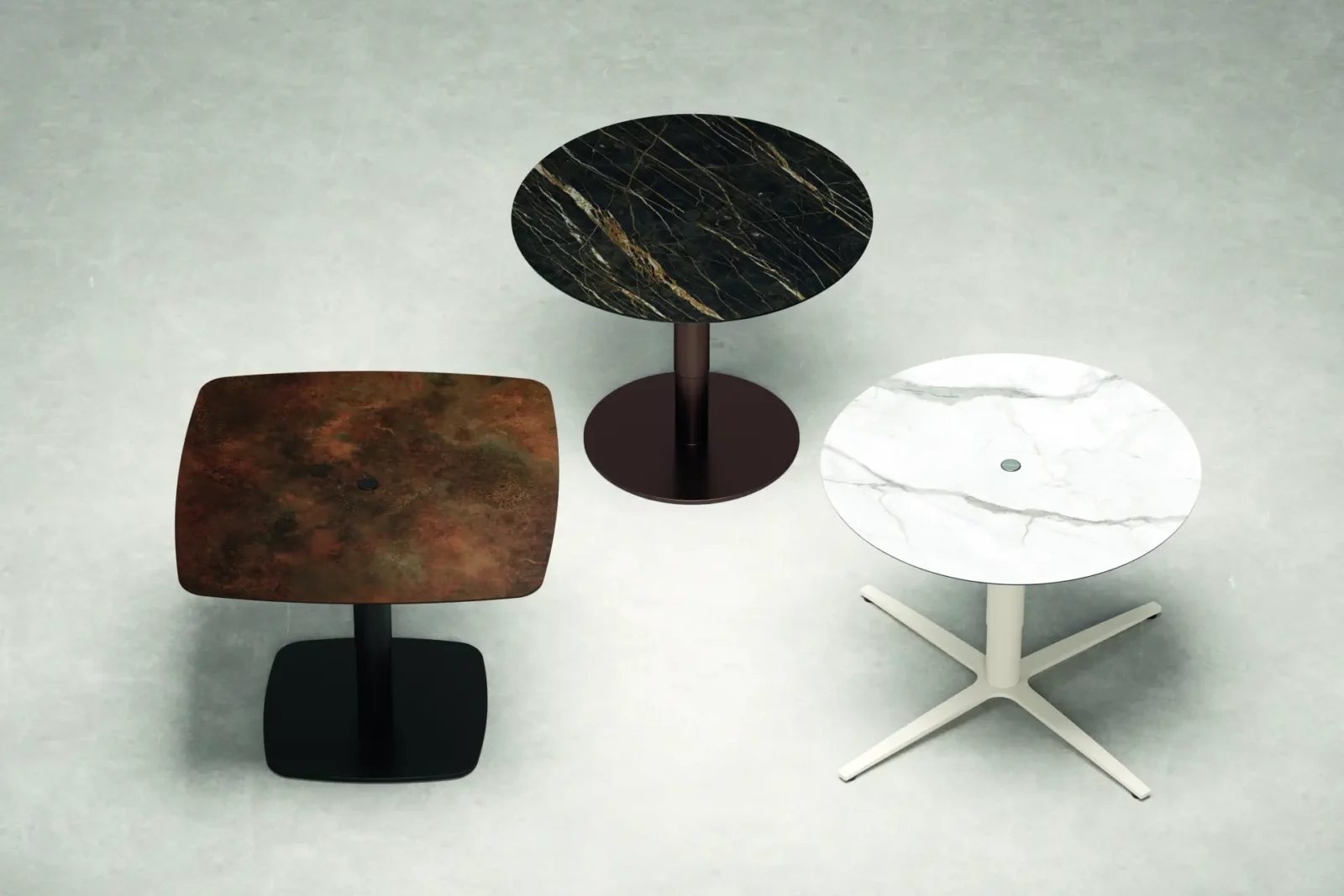 Couchtische RS Triplex mit runden und quadratischen Tischplatten in Marmoroptik.
