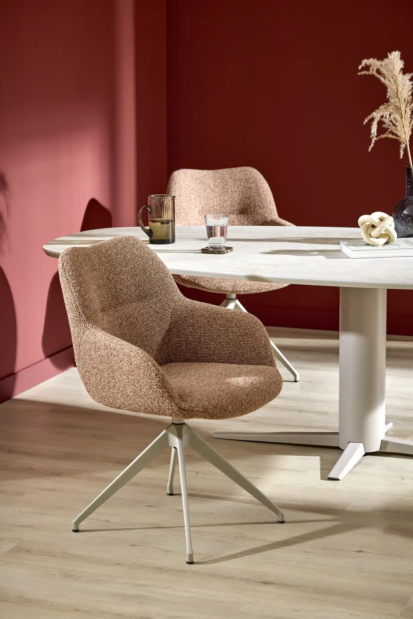 Drehbarer Esszimmerstuhl Kiq Arm Deluxe in beige mit dicker Polsterung.