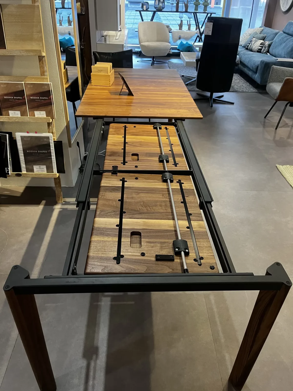 Esstisch David 05 aus Holz mit ausziehbarer Tischplatte und Metallgestell.
