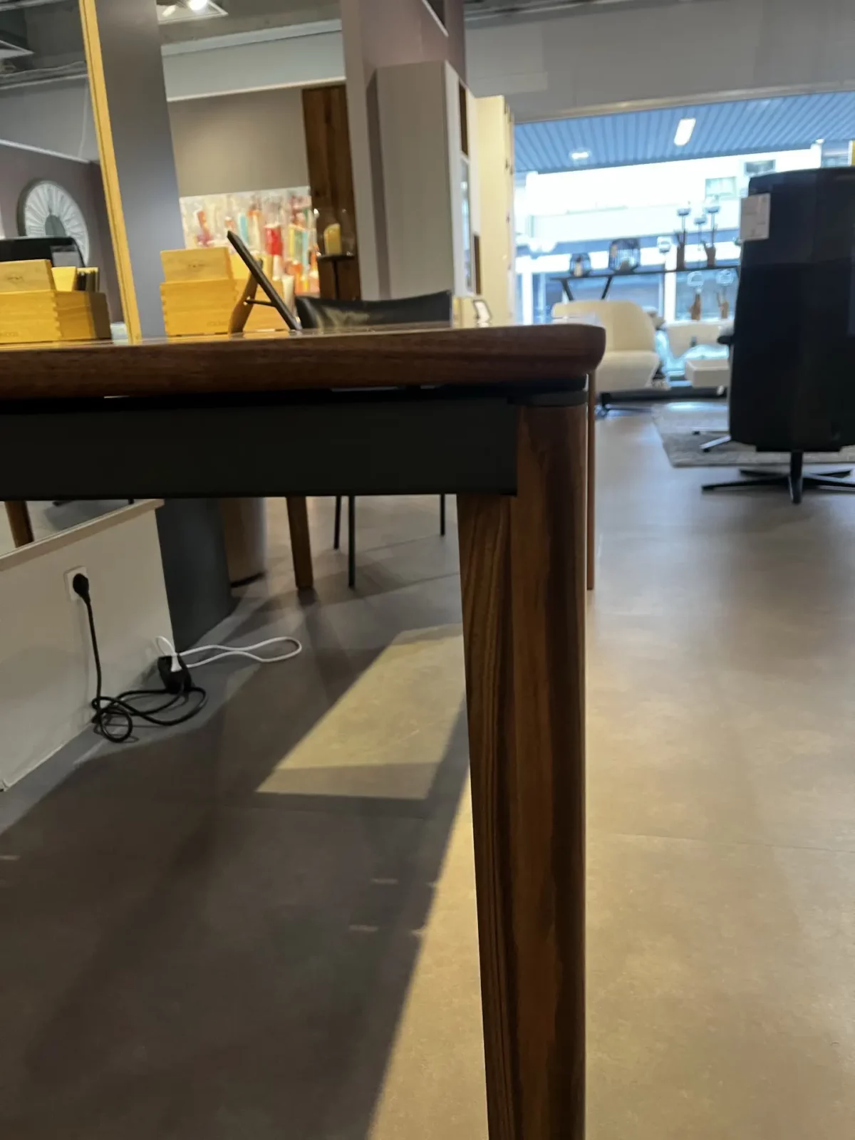 Esstisch David 08 aus dunklem Holz mit schlichten, geraden Beinen.