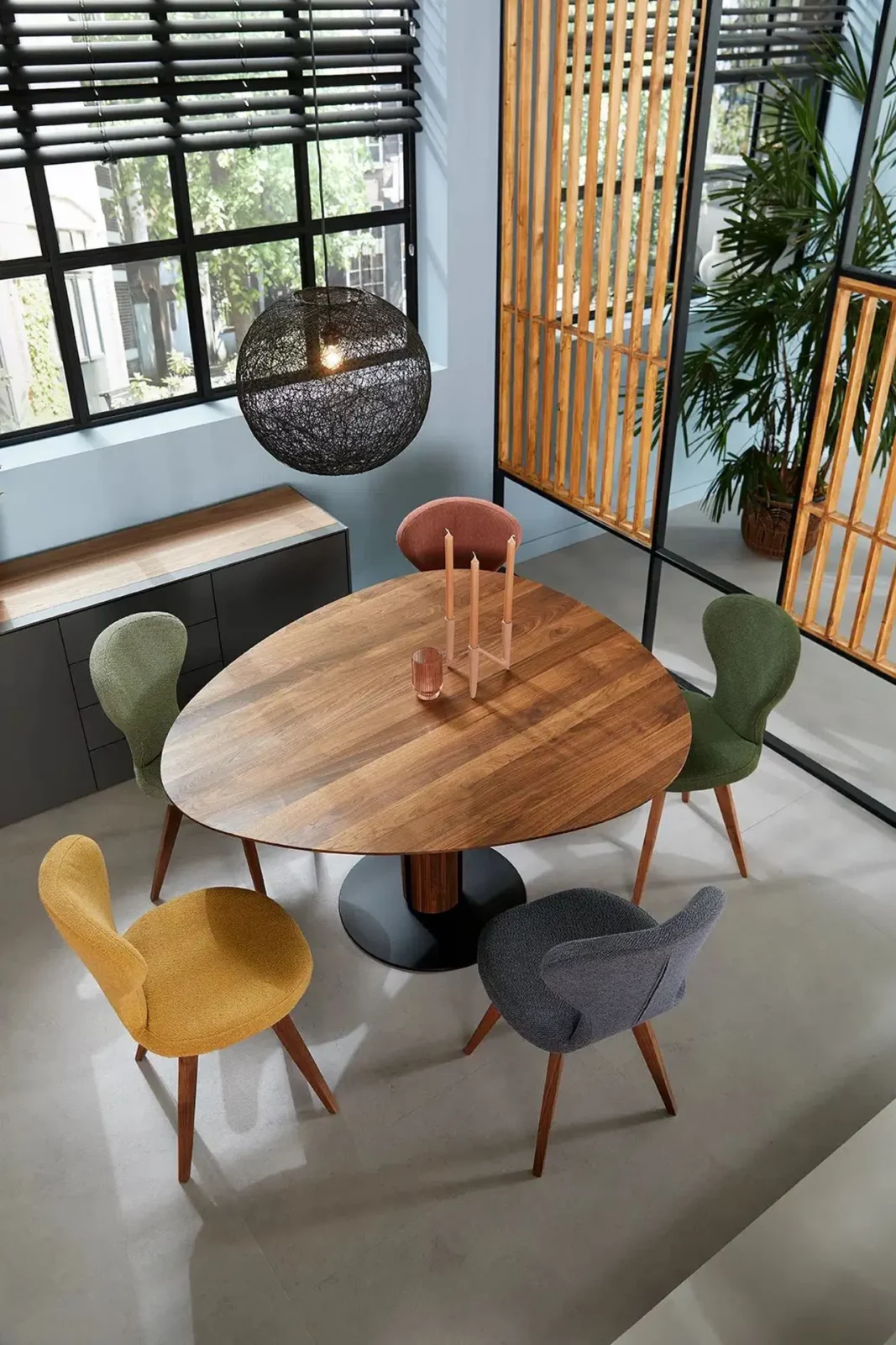 Esstisch Steely 015, oval, Holzoptik, mit schwarzem Metallfuß.