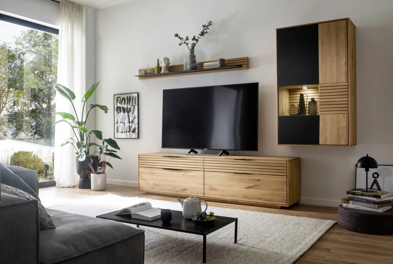 TV-Möbelprogramm Fanoe aus Eiche und schwarzem Akzent, modernes Design.