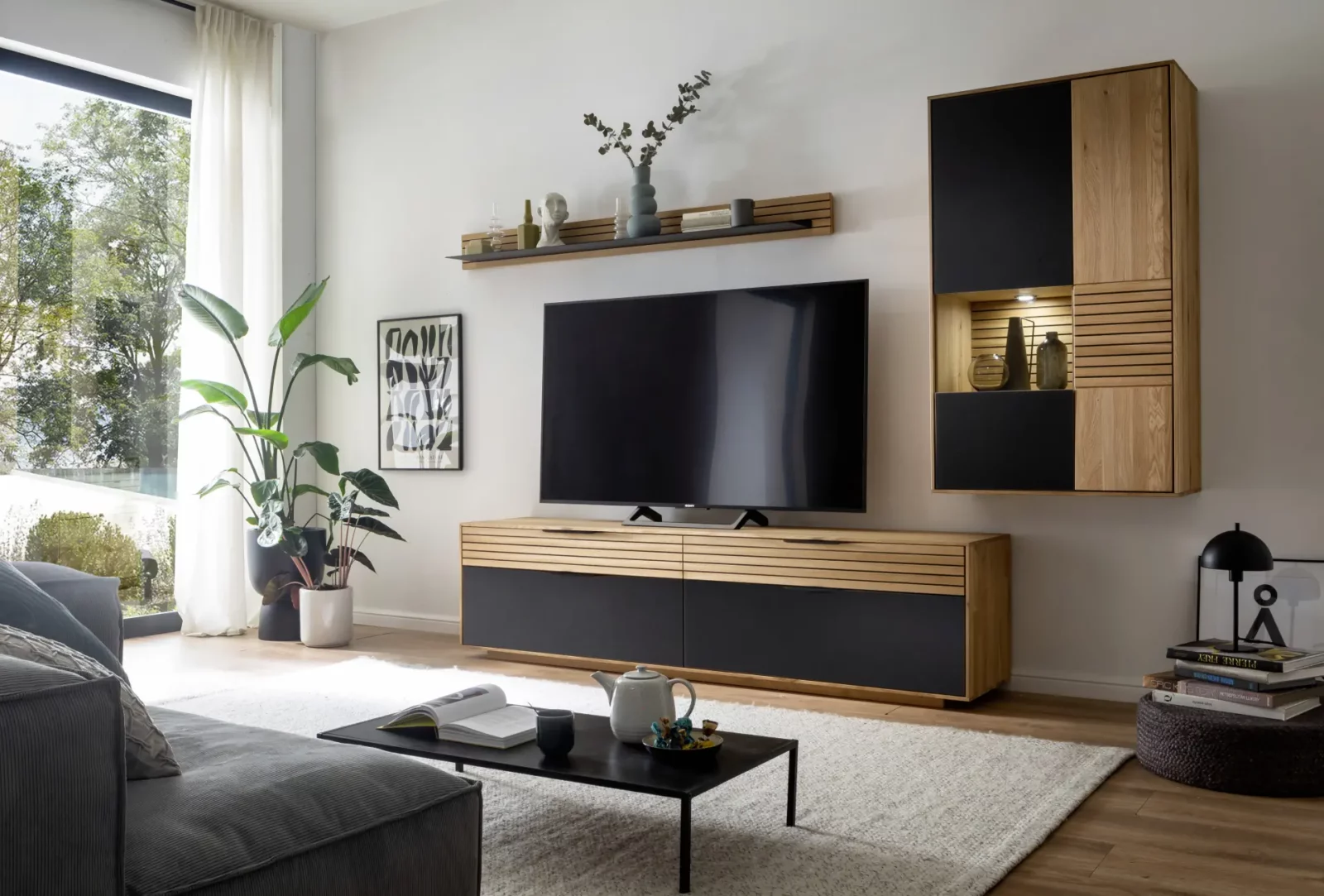Fanoe Wohnwand aus Holz und Schwarz, modernes Design mit TV-Elementen.