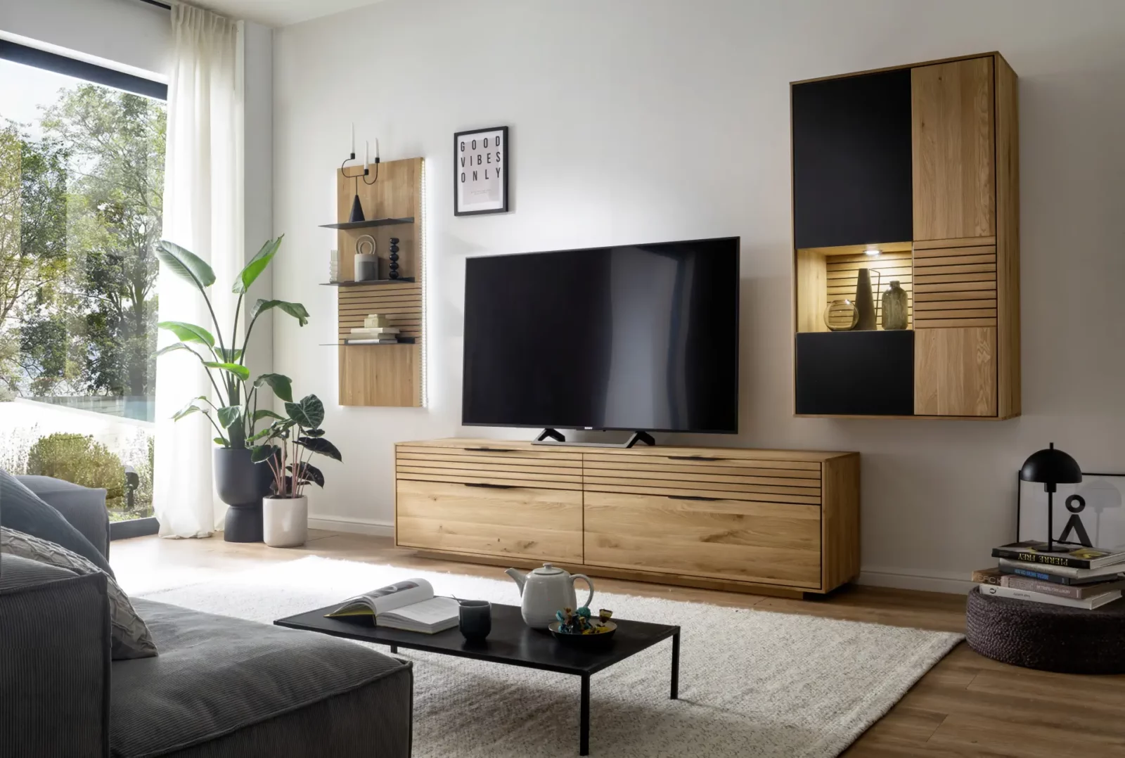 Fanoe Wohnwand aus Eiche und Schwarz, bestehend aus TV-Board und Hängeschränken.