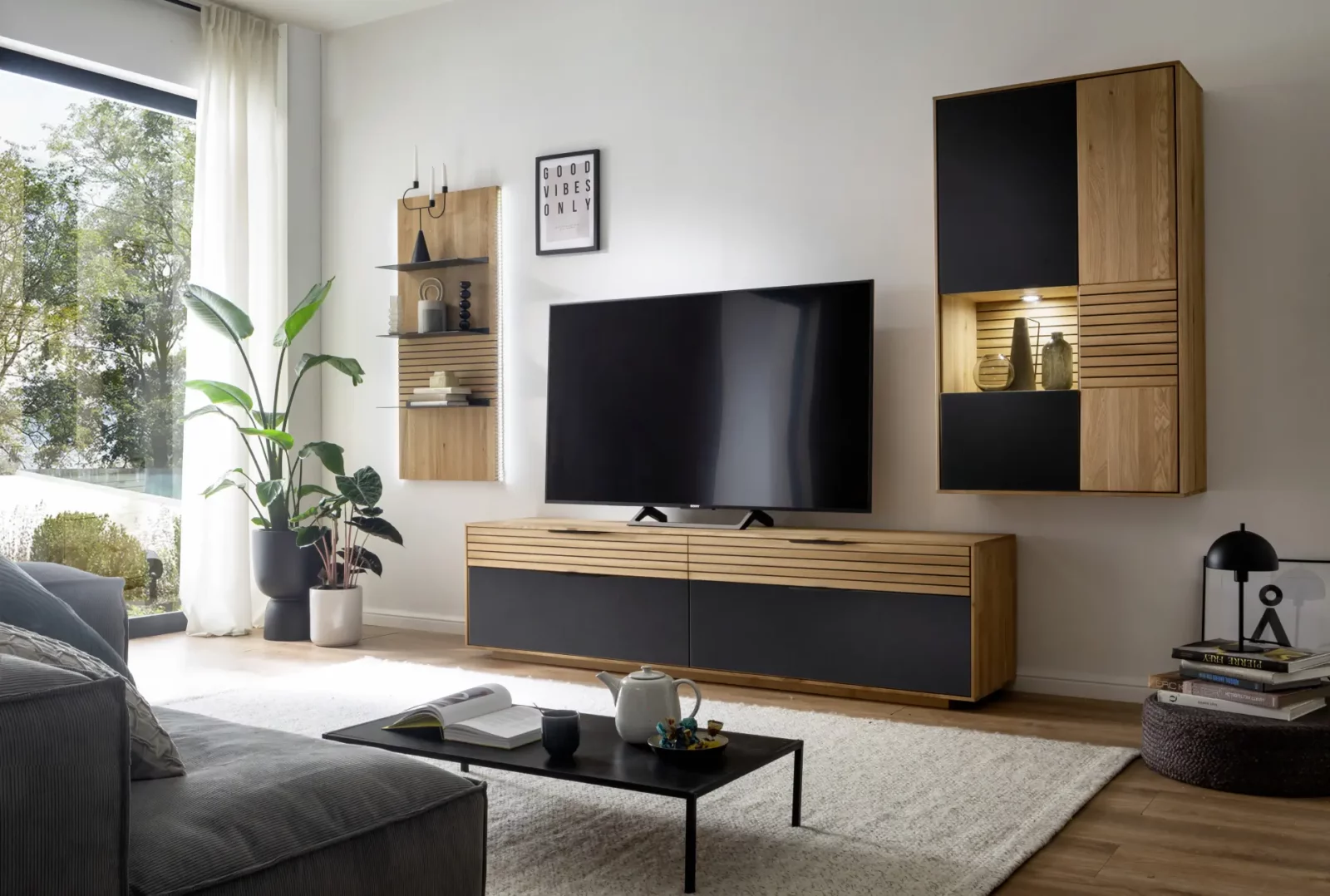 TV-Wandmöbel Fanoe, Eiche und Schwarz, mit integriertem Regal.
