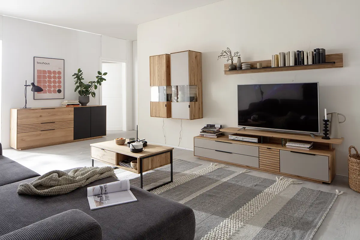 Fanoe Wohnwand aus Holz mit grauen und schwarzen Elementen.
