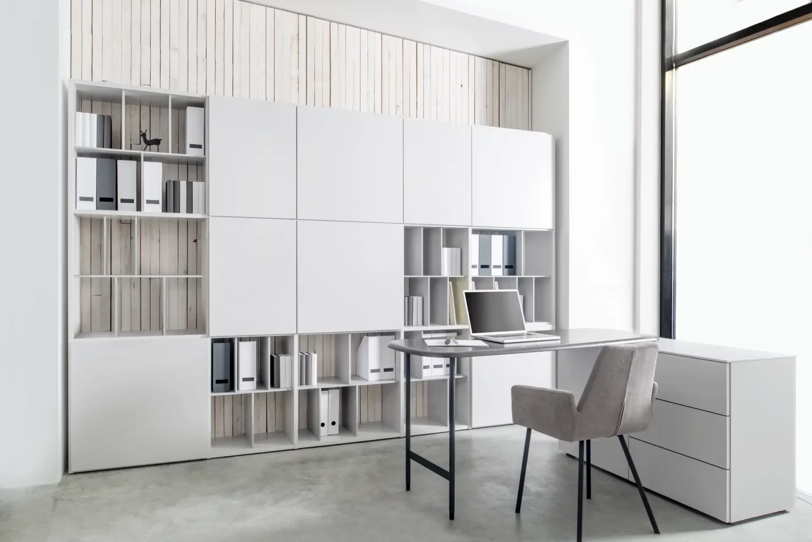 Weiße modulare Schrankwand mit offenen und geschlossenen Fächern, modernes Design.