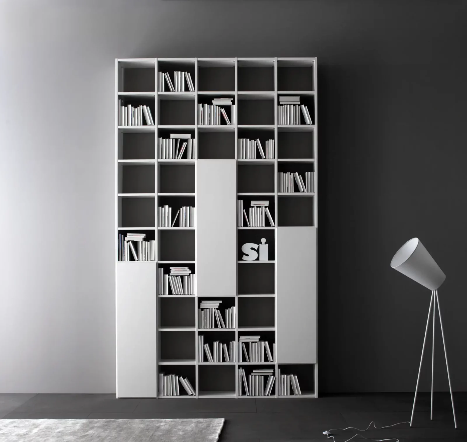 Regal Fokos 002, weiß, mit asymmetrischen Fächern und integrierten Türen.