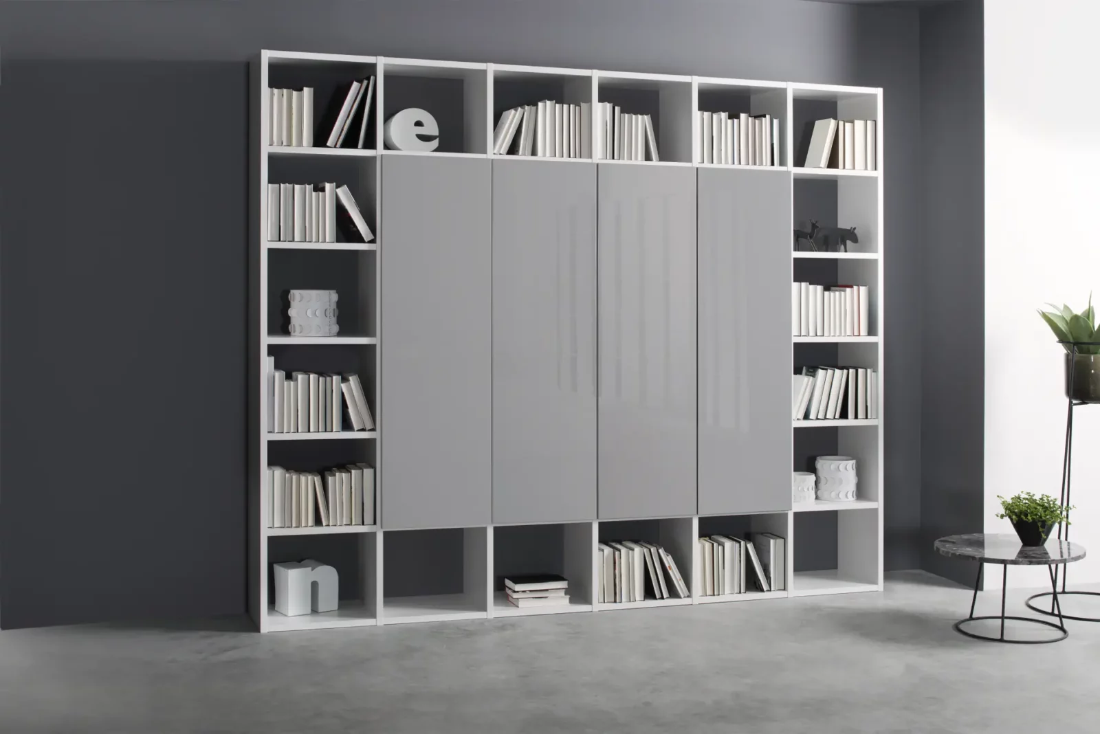 Bücherregal Fokos 004, weiß und grau, mit offenen und geschlossenen Fächern.