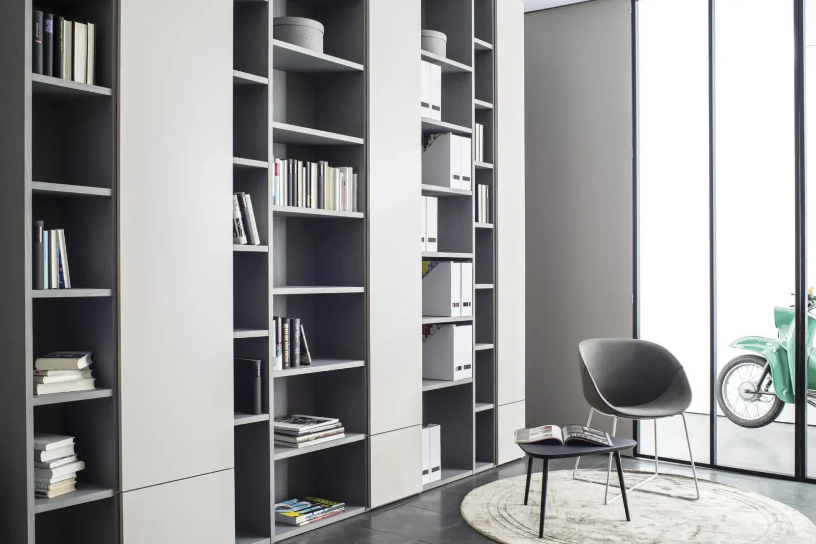 Bücherregal Fokos 005 in Grau mit offenen und geschlossenen Fächern.