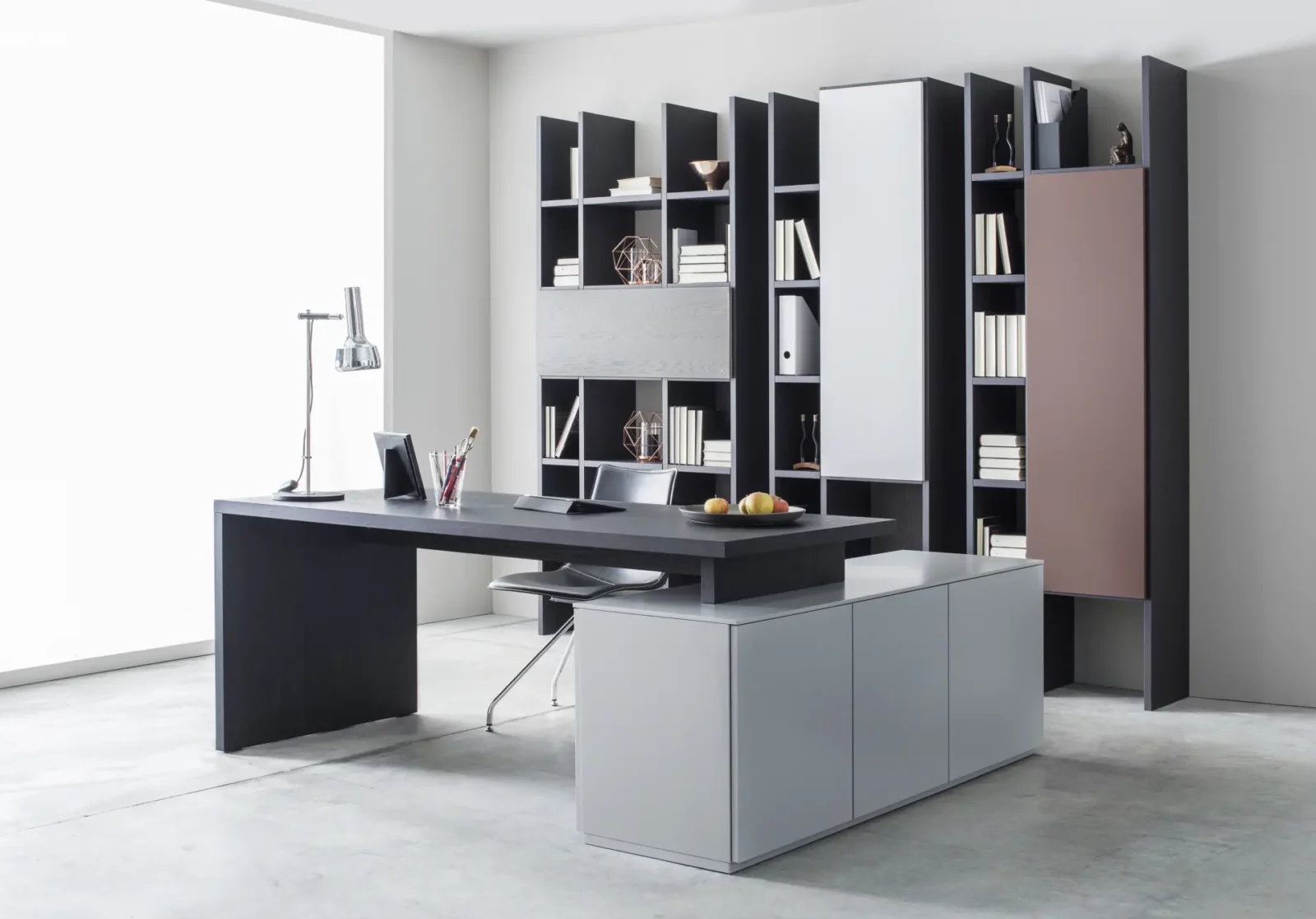 Schreibtisch und Regalsystem Fokos 010 in dunklem Holz und Weiß.