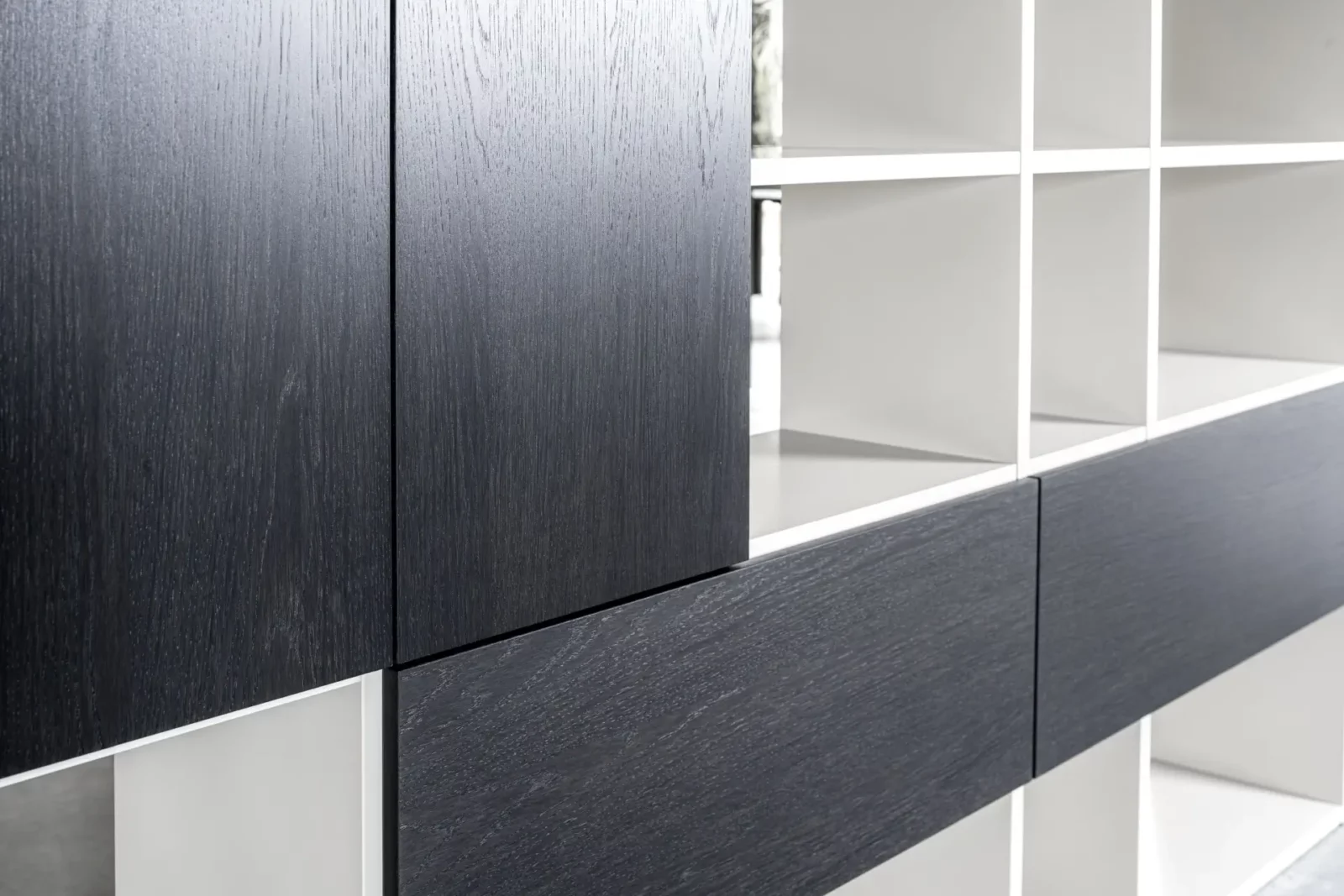 Regal Fokos 012, schwarz-weiß, Holzoptik, mit offenen und geschlossenen Fächern.