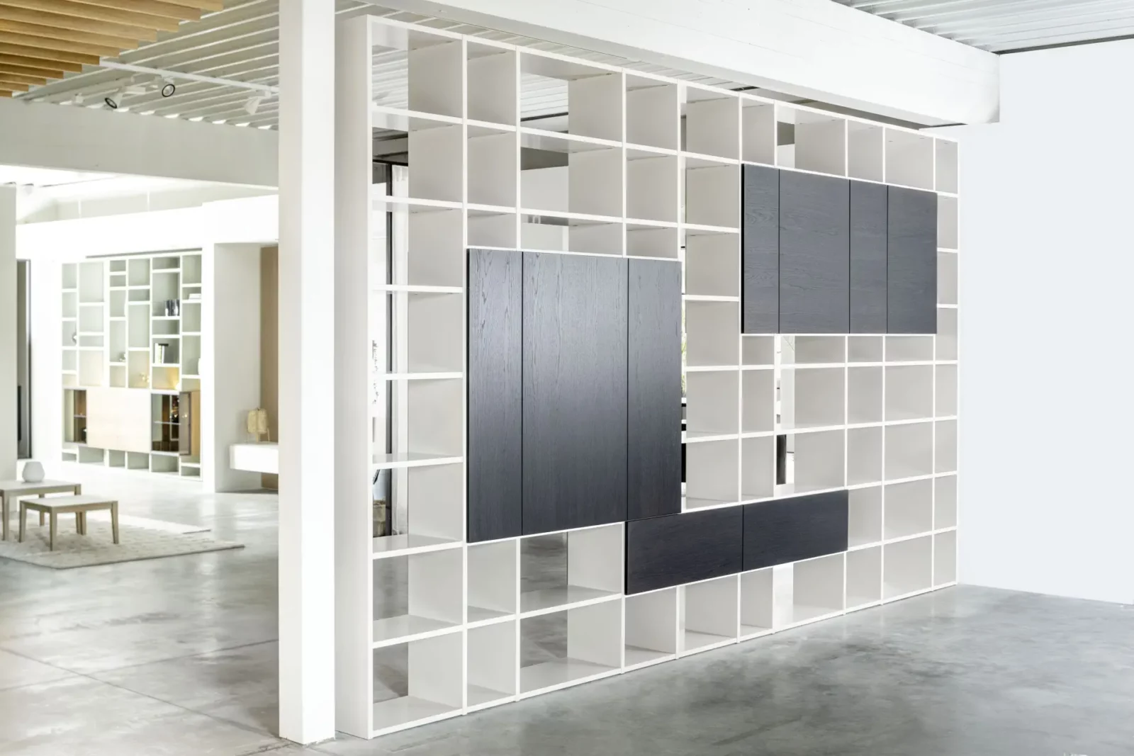 Regalwand Fokos 013, weiß mit dunklen Holzelementen, modernes Design.