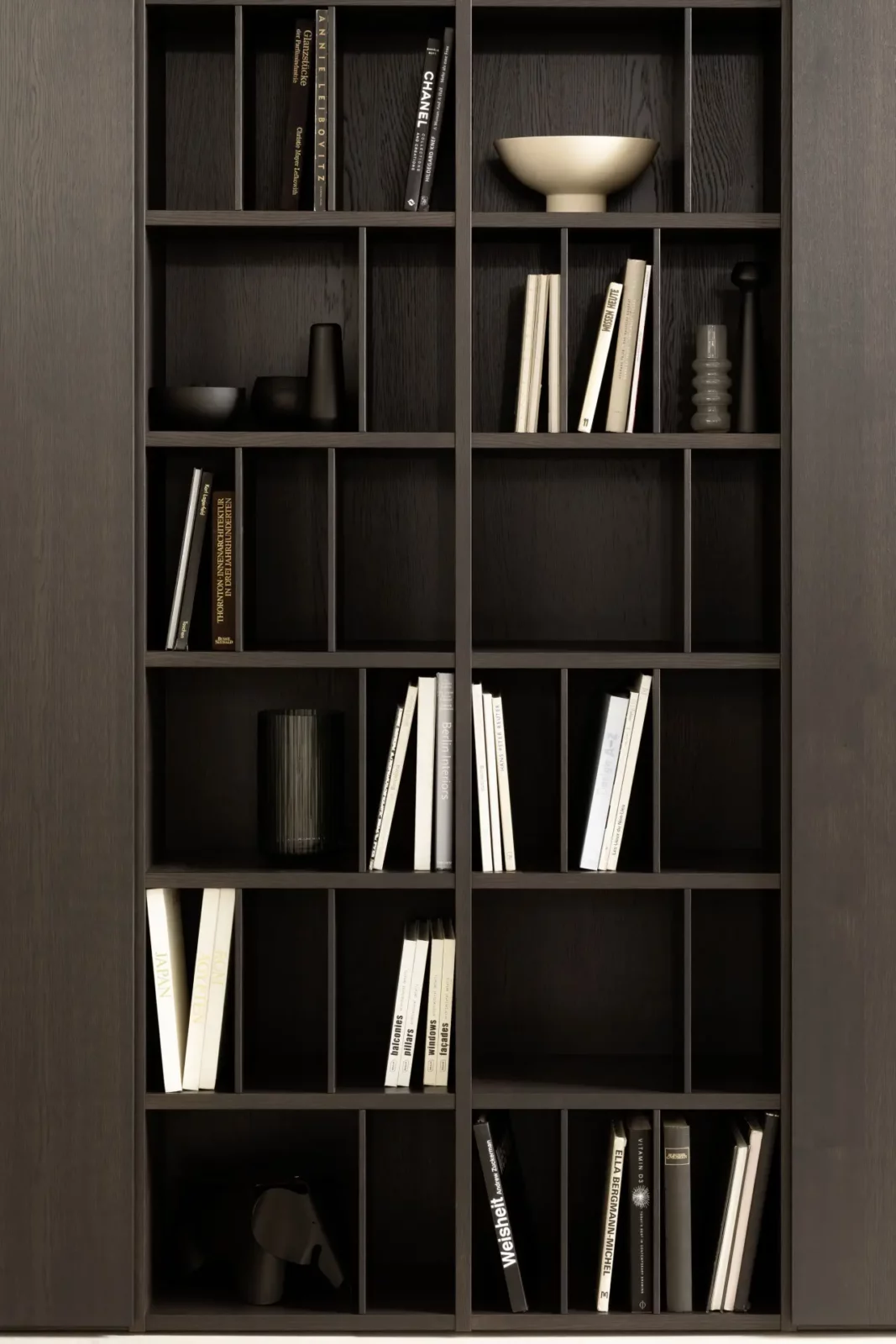 Regal Fokos 014, dunkles Holz, offene Fächer, Bücher und Dekoration.