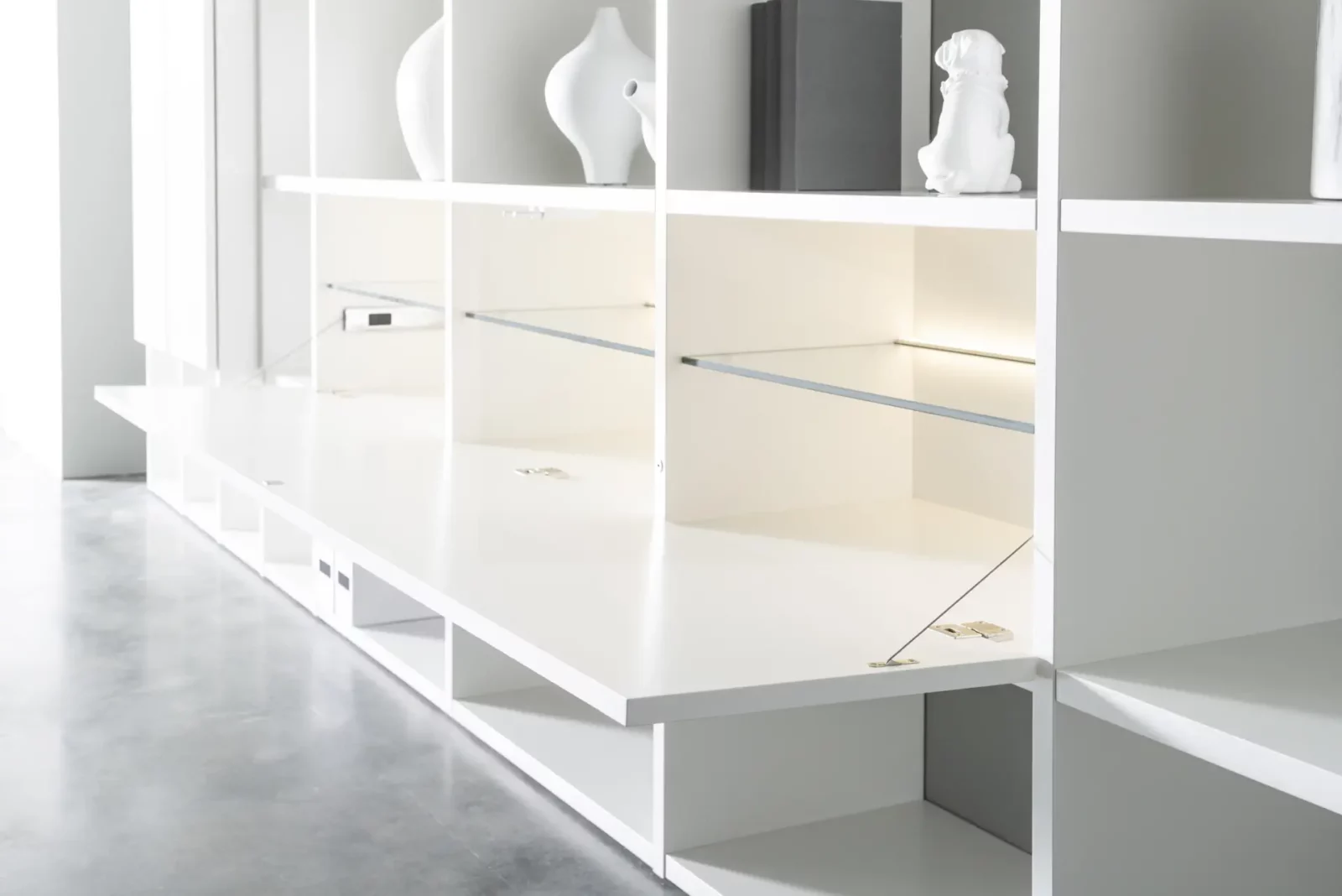 Weißes Regal mit Glasböden und Klapptüren, Modell Fokos 014.