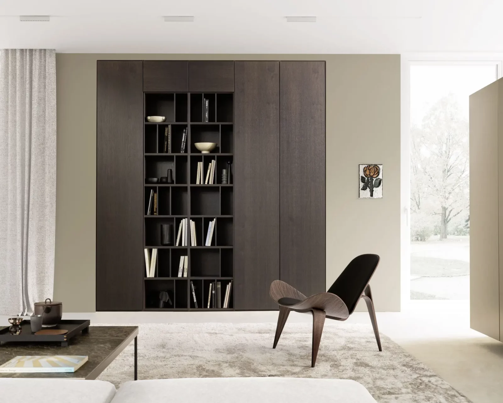 Wandschrank aus dunklem Holz mit offenen Regalfächern und geschlossenen Türen.