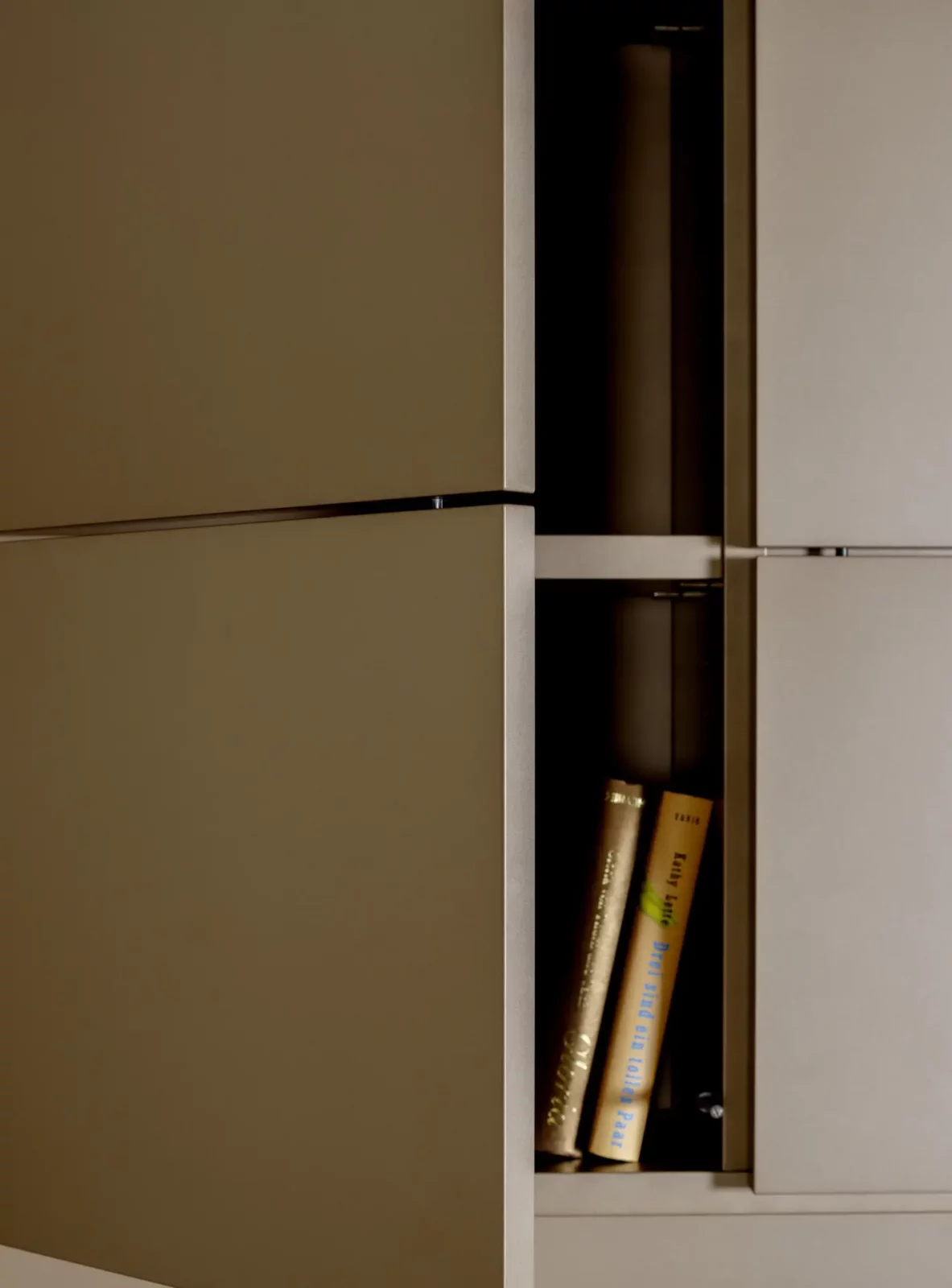 Schrank von Fokos, Modell 019, in mattem Beige mit integrierten Regalfächern.