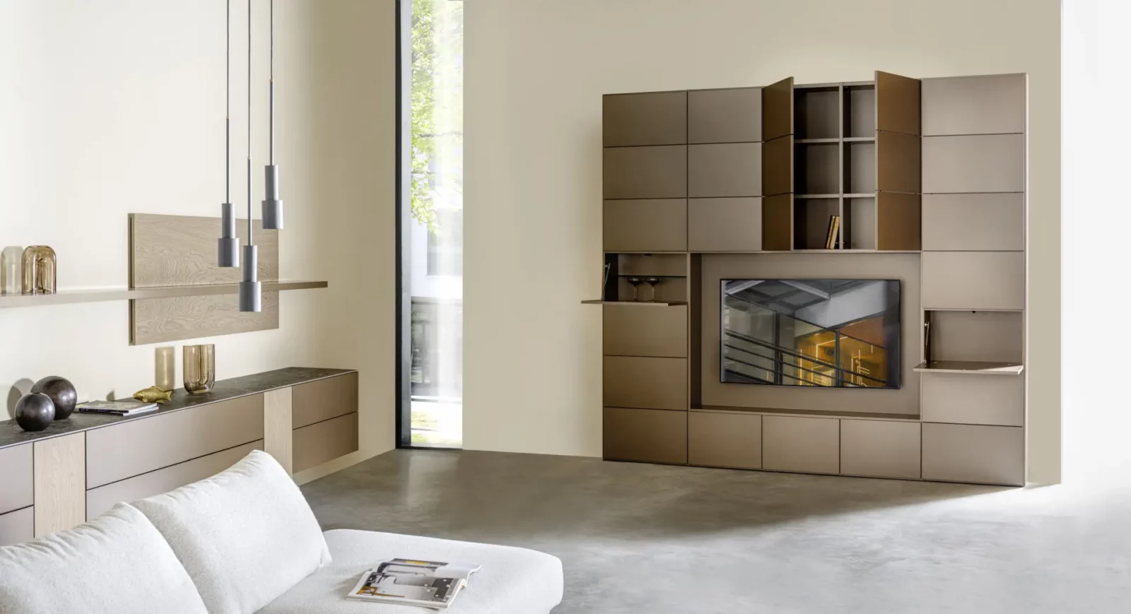 Wandregal Fokos 021 in braunem Holz mit integriertem TV-Fach.