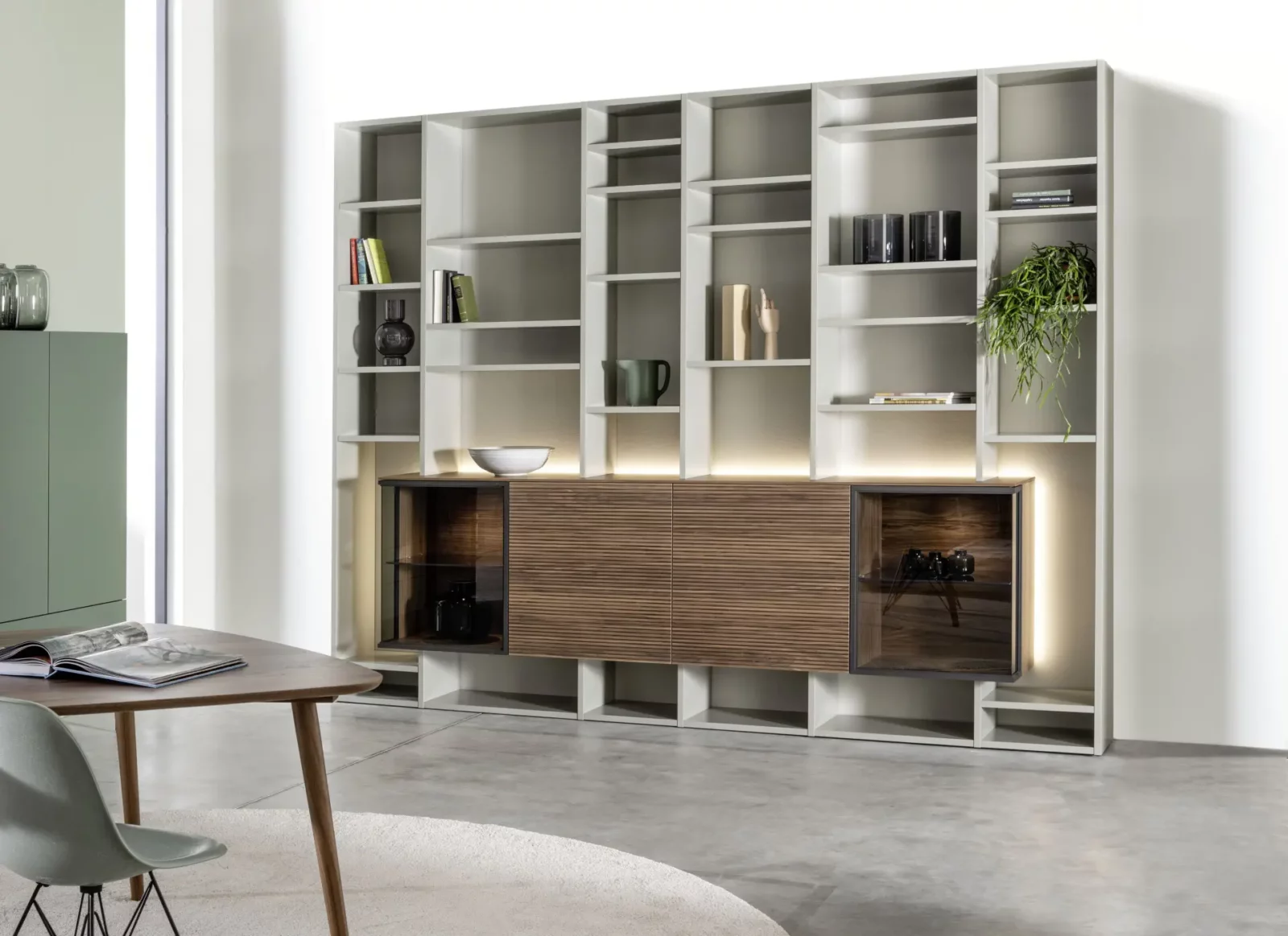 Regalwand Fokos 026 mit offenen Fächern und Holzfronten in Grau.