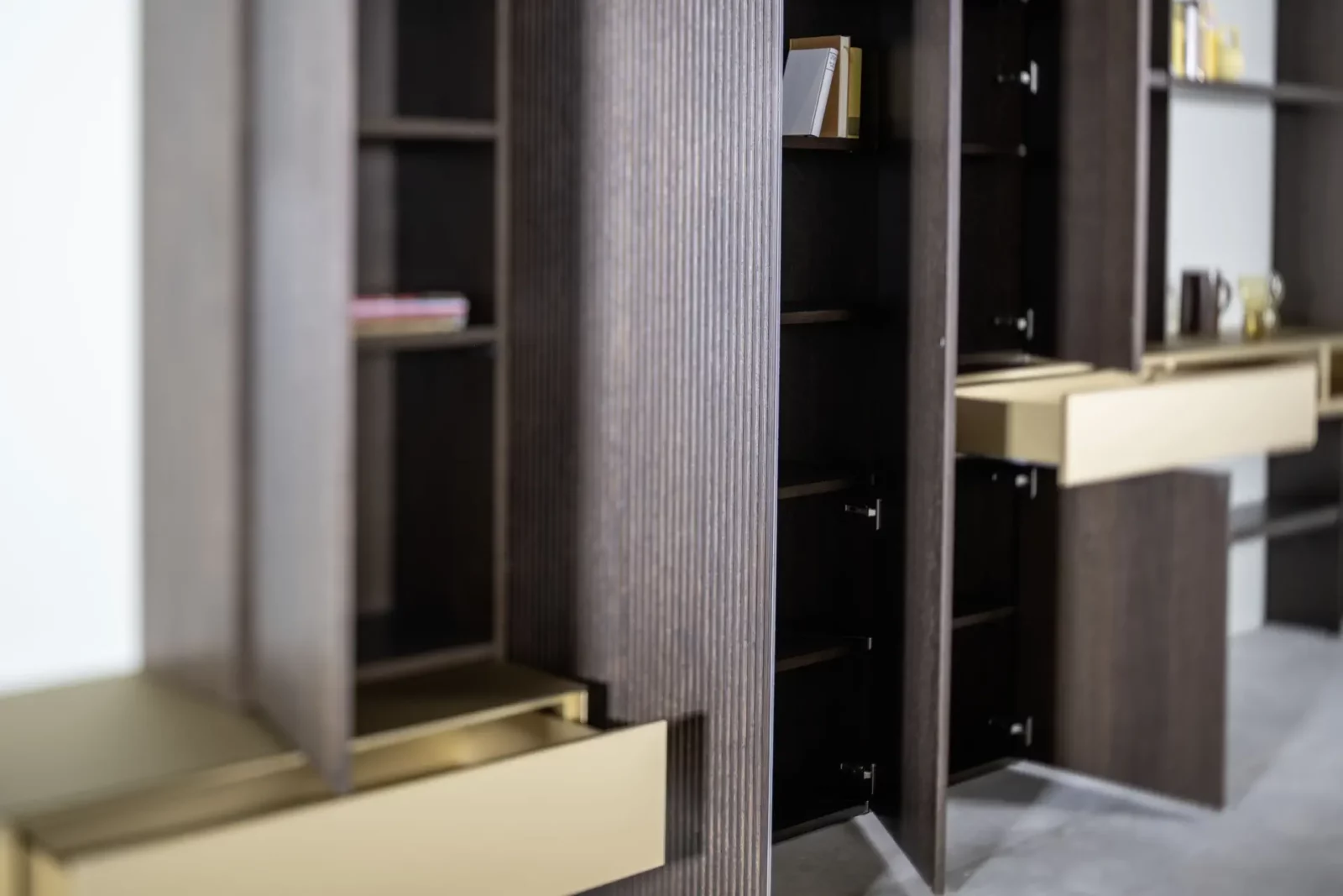 Hochwertiges Regal Fokos 033, dunkles Holz mit goldenen Schubladen.