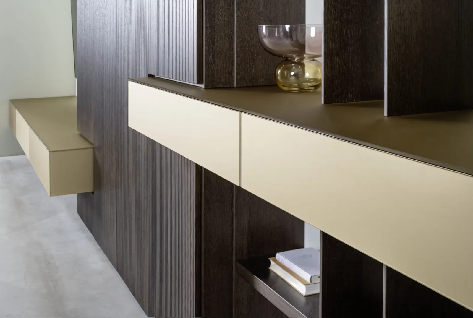 Hochwertiges Sideboard Fokos 034 in dunklem Holz und beigem Finish.