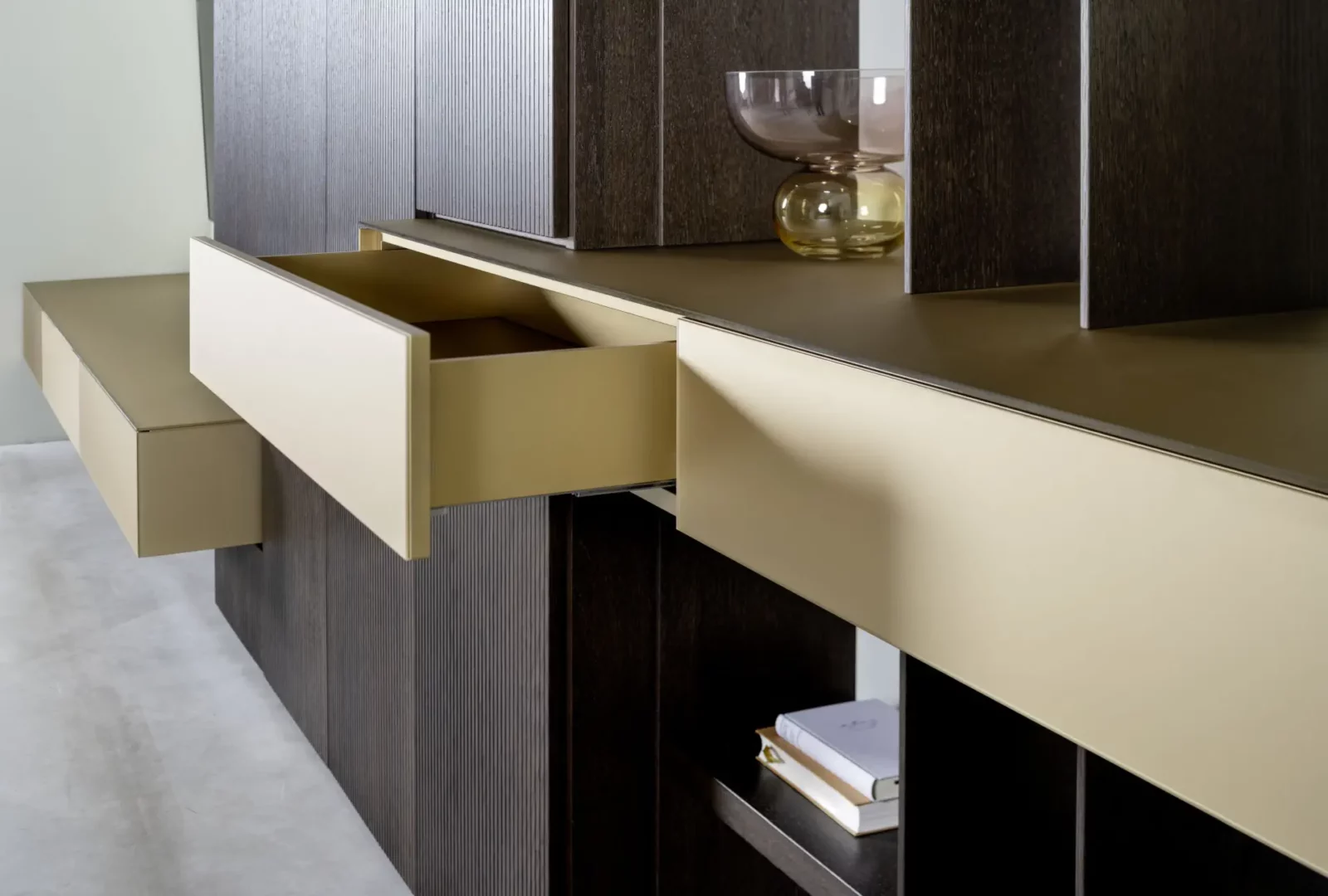 Sideboard Fokos 035 mit cremefarbenen Schubladen und dunklem Holzfurnier.