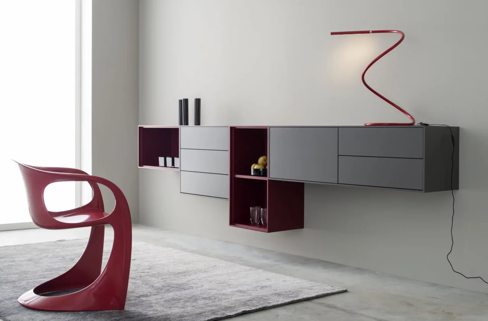 Wandregal Gamo 003, grau mit weinroten Akzenten, minimalistisches Design.
