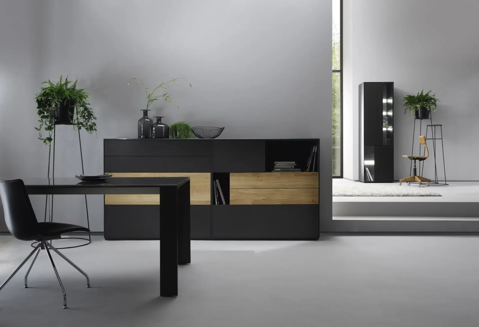 Sideboard Gamo 003 in Schwarz mit Holzelementen und offenen Fächern.