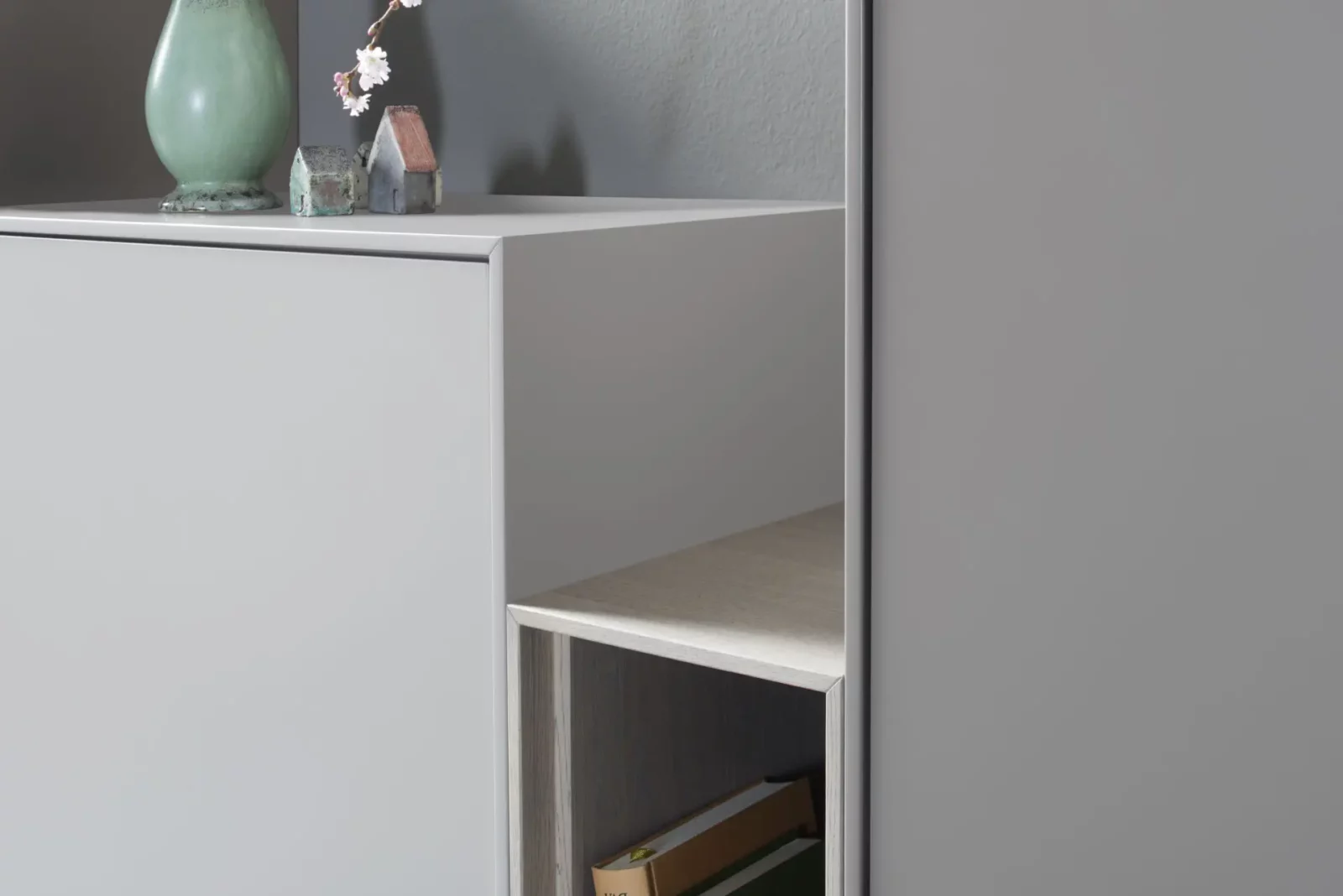 Sideboard Gamo in grauer Ausführung mit offenen und geschlossenen Fächern.