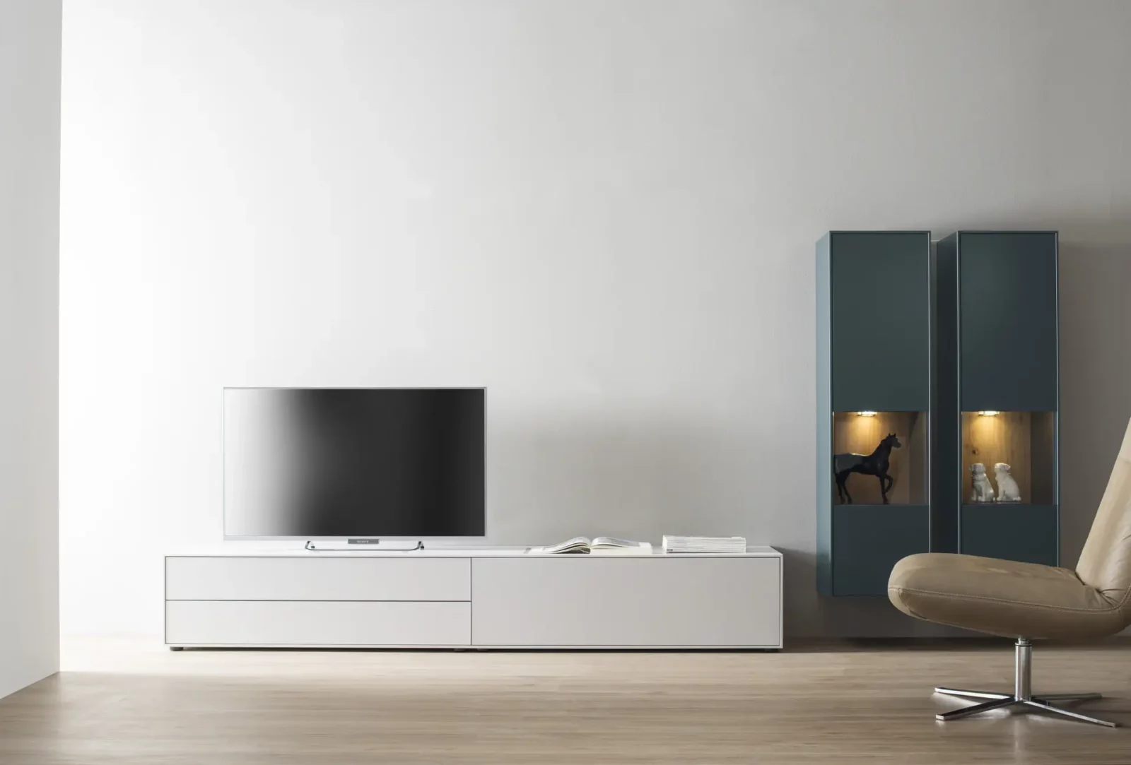 TV-Lowboard in Weiß mit integriertem Stauraum und schwebendem Hängeschrank.