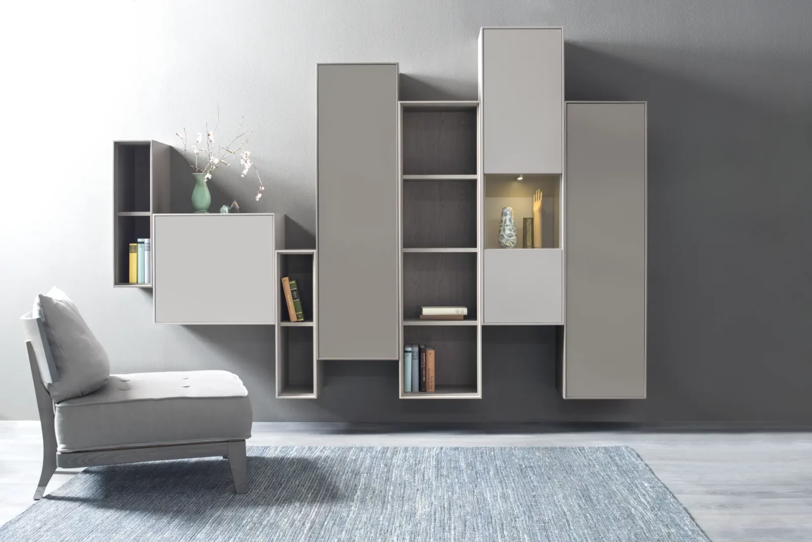 Wandregal Gamo 008, graues Holz, asymmetrisches Design mit offenen Fächern.