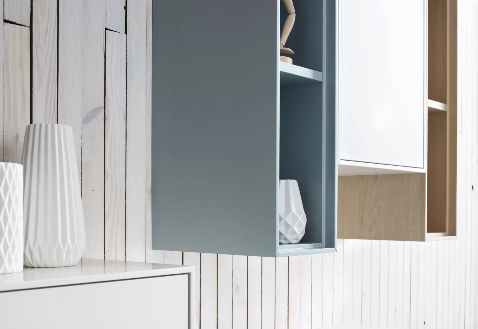 Hängeschrank Gamo 009 in Blau und Weiß mit Holzdetails.