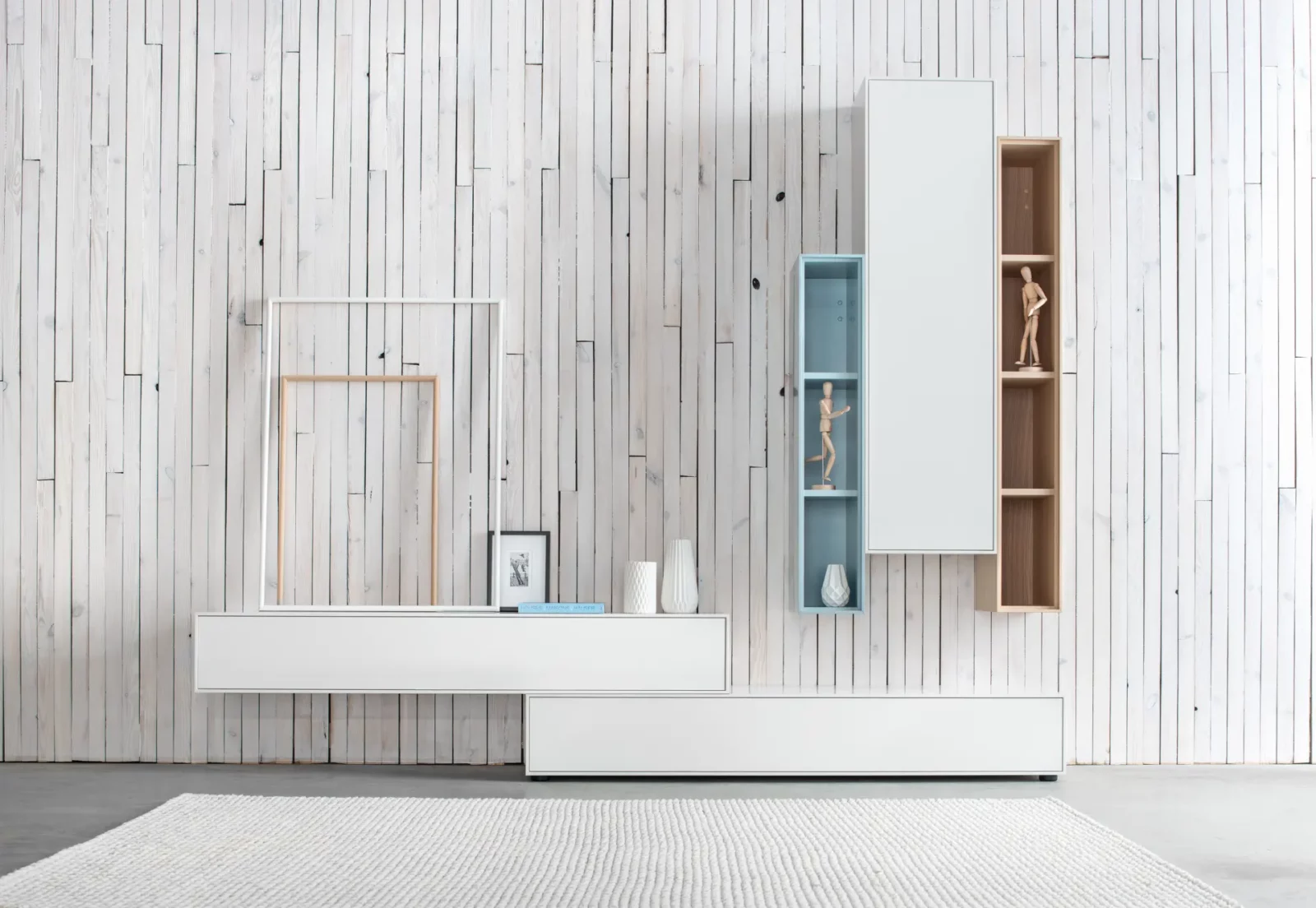 Modulares Wandregal-Set in Weiß mit blauen und holzfarbenen Akzenten.