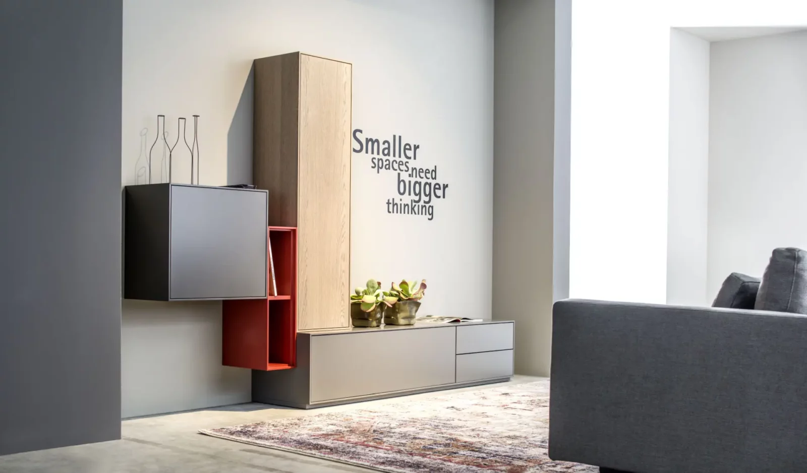 Modulares Wandregal-Set in Grau und Rot mit Holz- und Metallelementen.