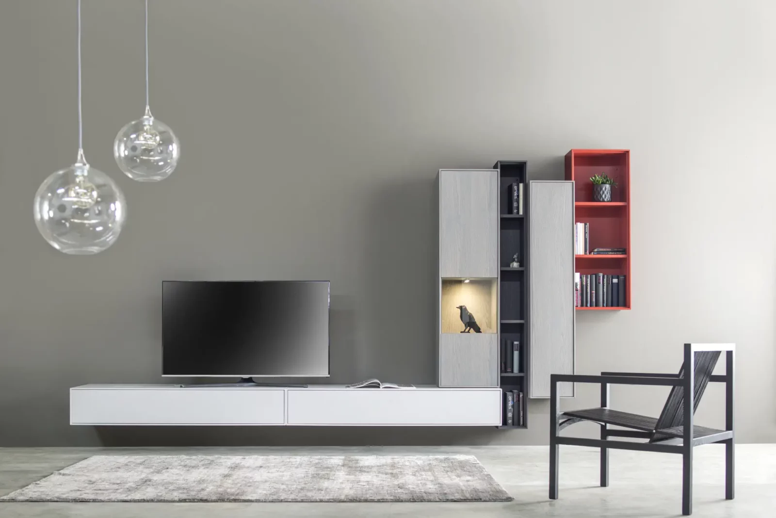 Wohnwand Gamo 012 mit grauen und roten Elementen, schwebendes TV-Board.