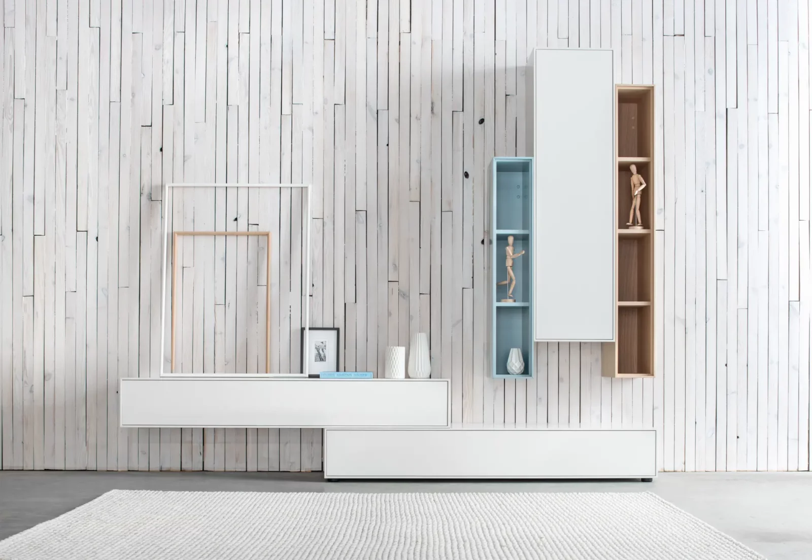 Modulares Sideboard Gamo 012 in Weiß mit offenen Regalfächern in Blau.