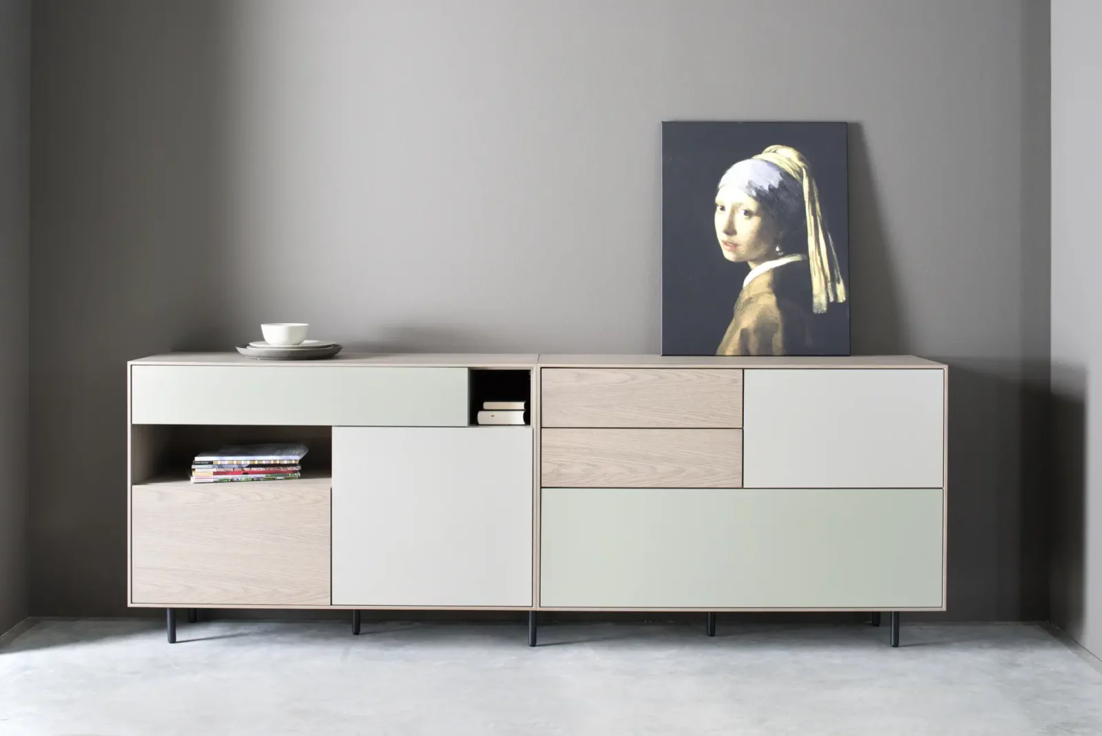 Sideboard Gamo 014 in hellem Holz und Pastelltönen mit schwarzen Füßen.