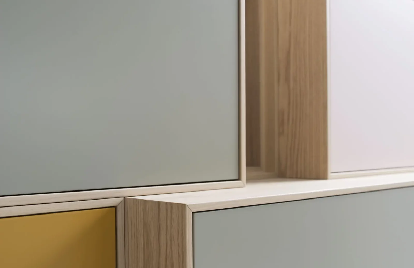 Sideboard Gamo 016 mit Holzrahmen und farbigen Fronten in Grau und Gelb.