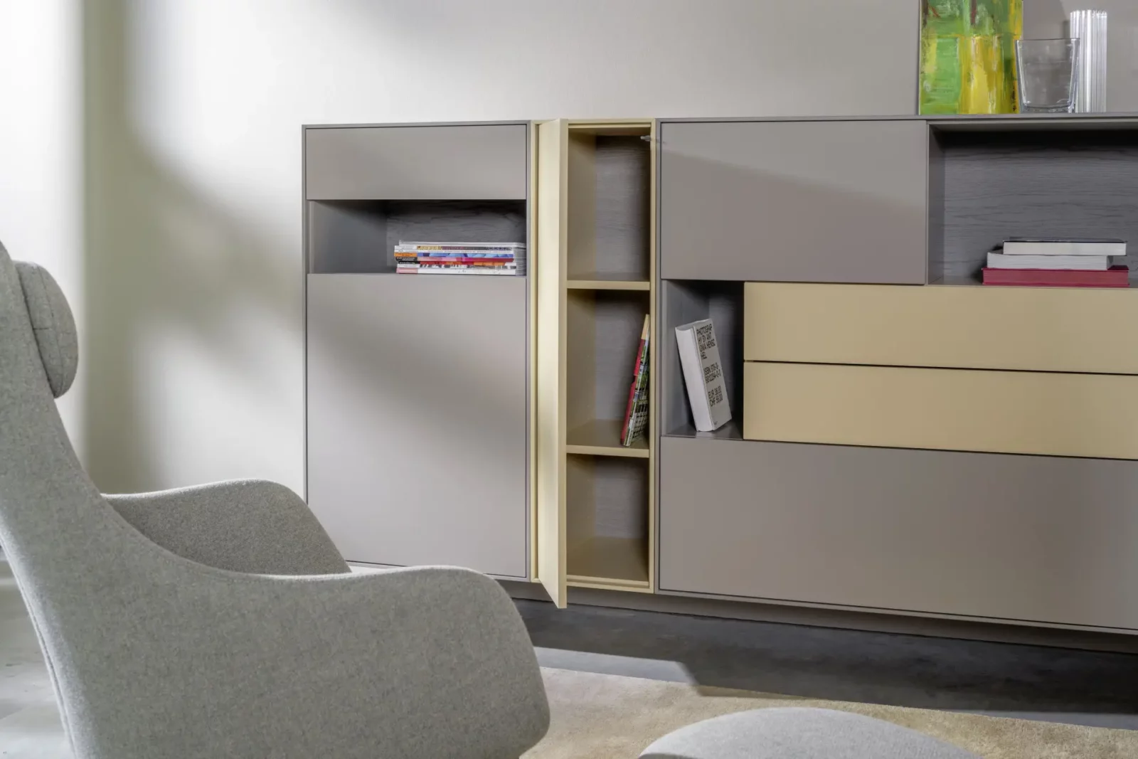 Sideboard Gamo 020 in Grau und Beige mit offenen Fächern und Schubladen.