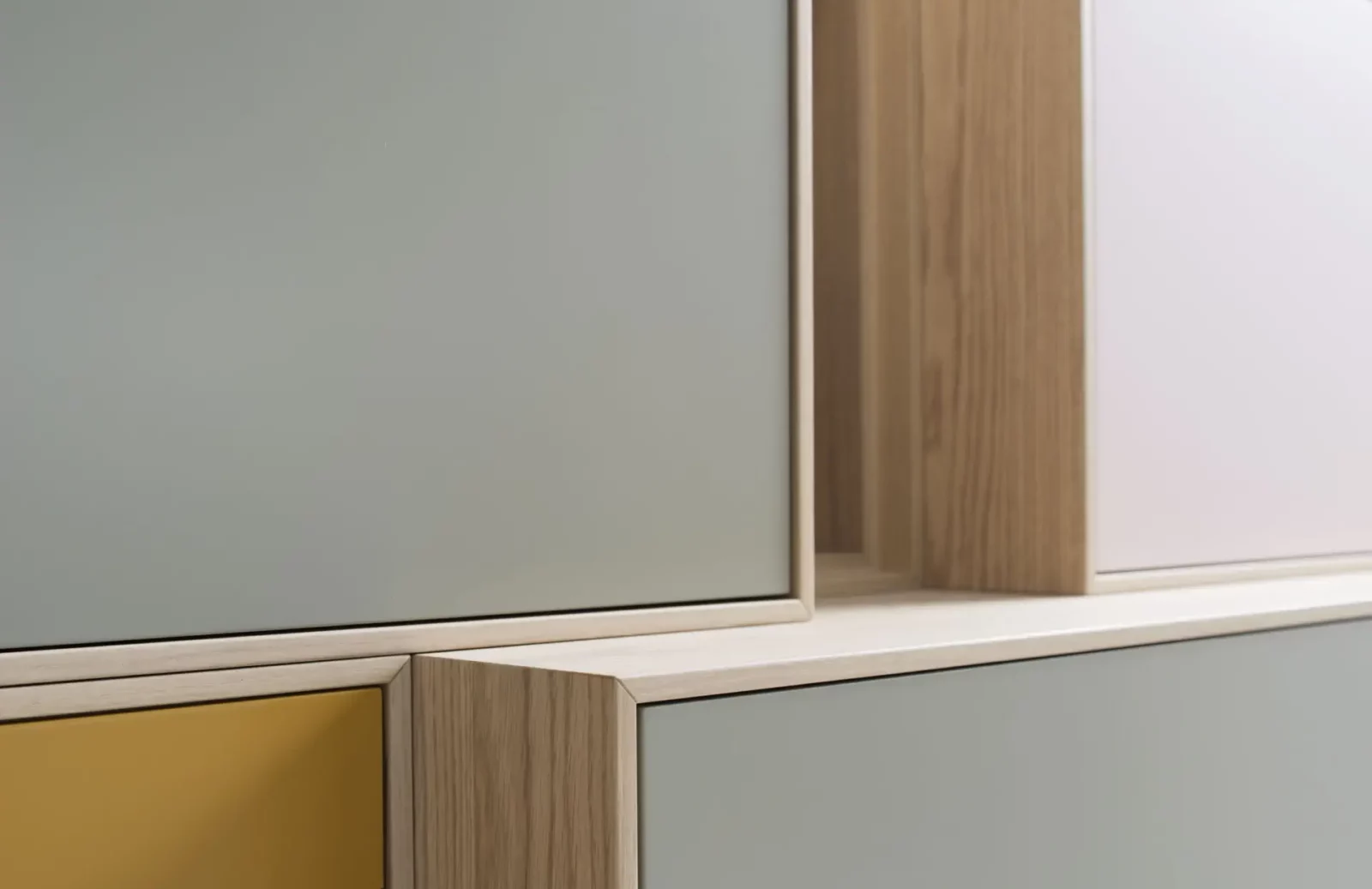 Sideboard Gamo 020 mit Holzrahmen und farbigen Fronten in Grau und Gelb.