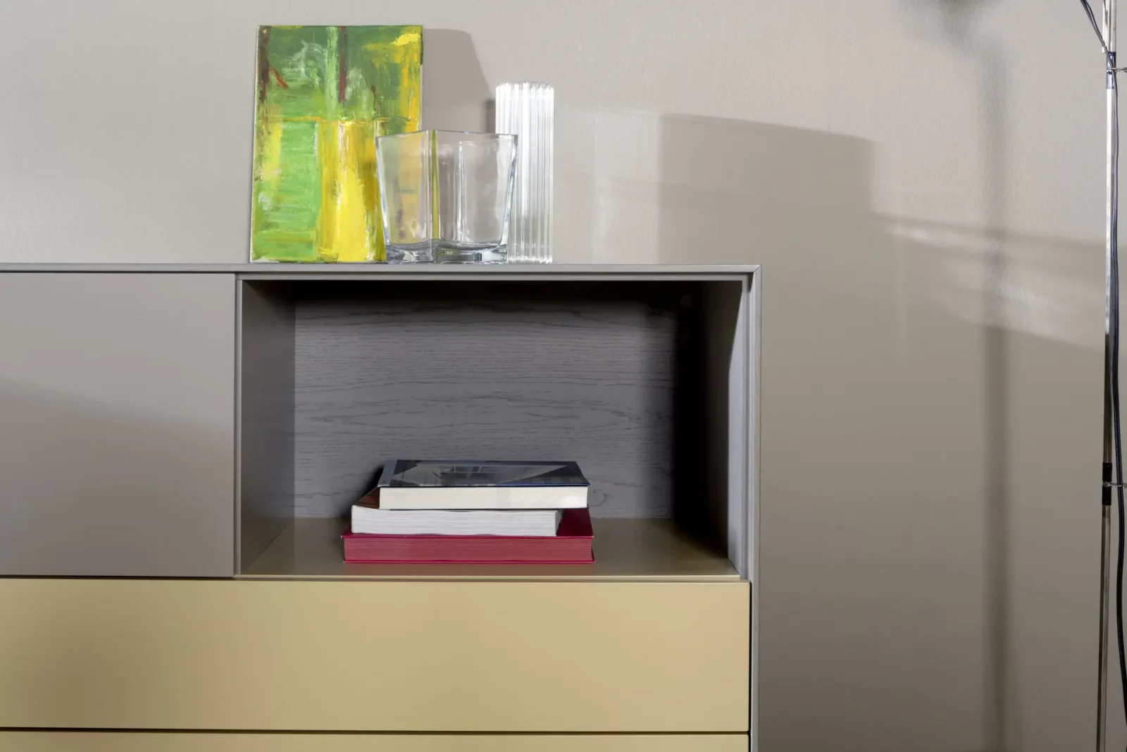 Sideboard Gamo 021 in Grau und Beige mit offenem Fach und Schubladen.
