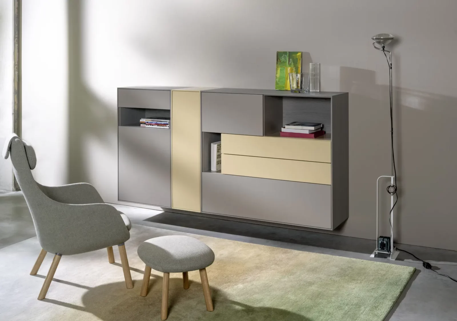 Sideboard Gamo 022, graue und beige Fronten, modernes Design, Holzmaterial.