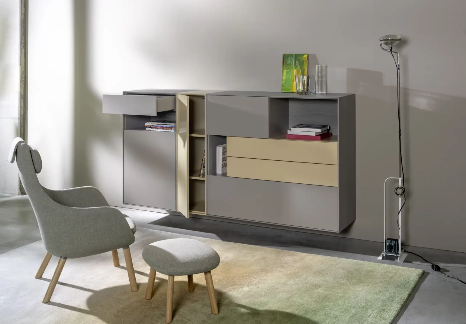 Sideboard Gamo 023 in Grau und Beige mit offenen und geschlossenen Fächern.