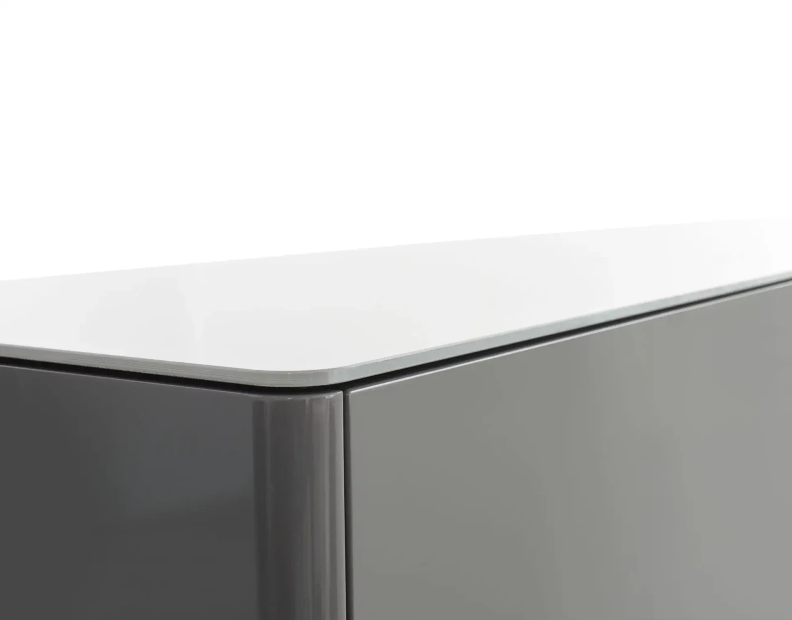 Sideboard Gaya in Hochglanz Grau mit weißer Glasplatte.