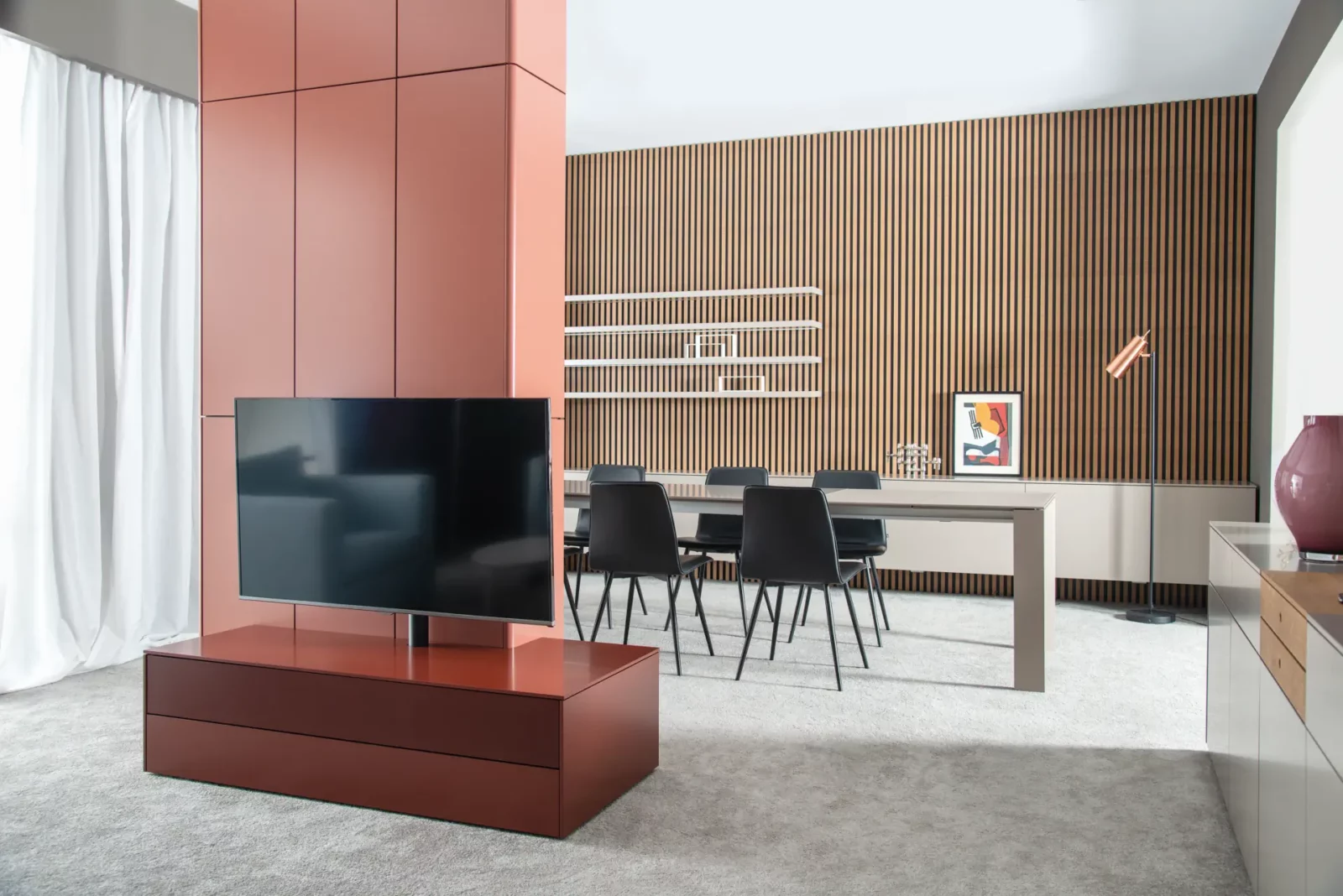 Roter Gaya 003 TV-Schrank mit integriertem Flachbildschirm und Stauraum.