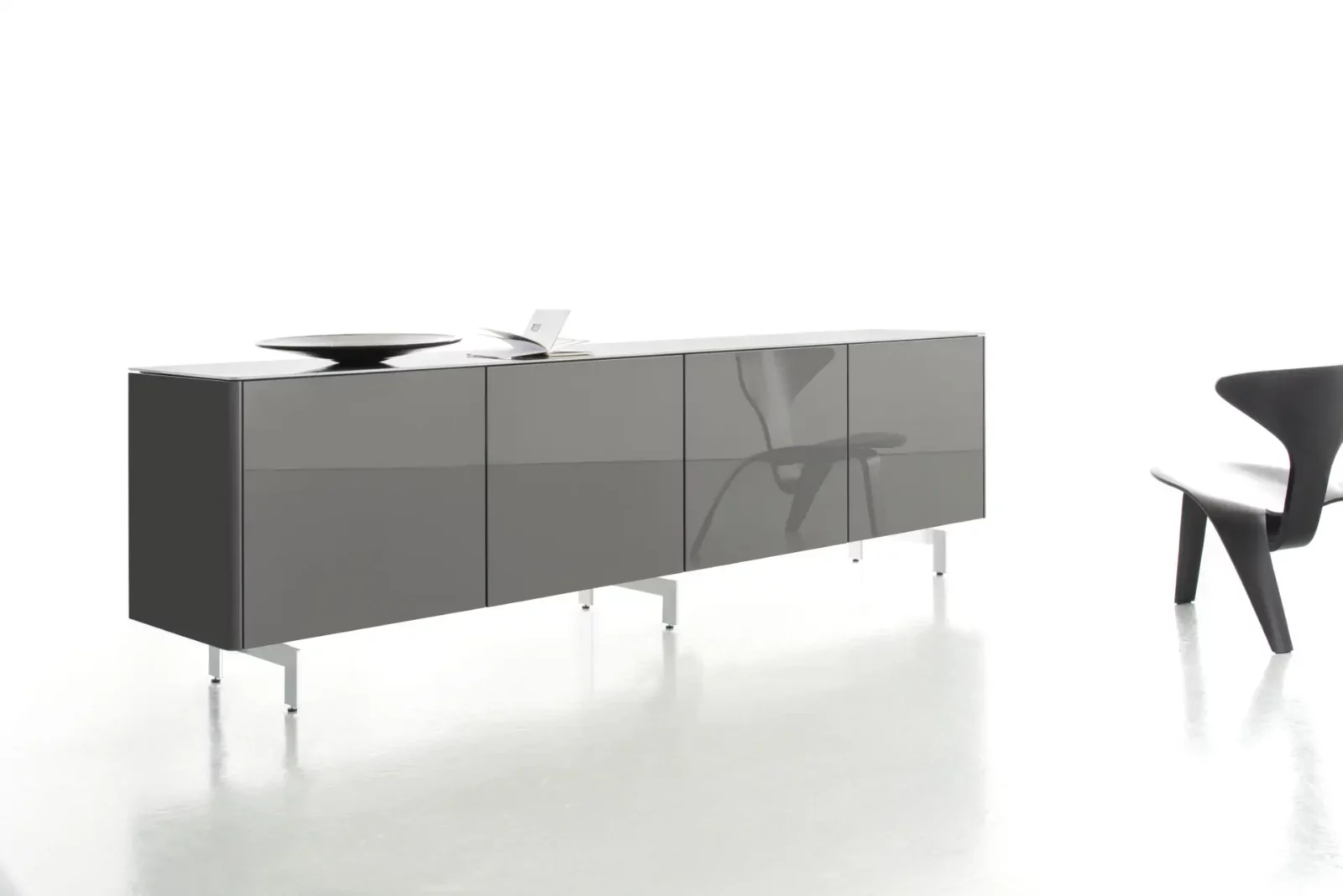 Sideboard Gaya in Hochglanzgrau mit vier Türen und Metallfüßen.