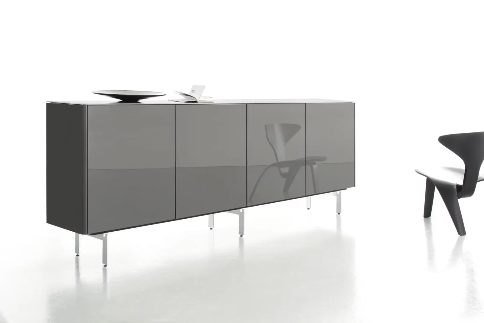 Sideboard Gaya 005 in glänzendem Grau mit schlanken Metallfüßen.