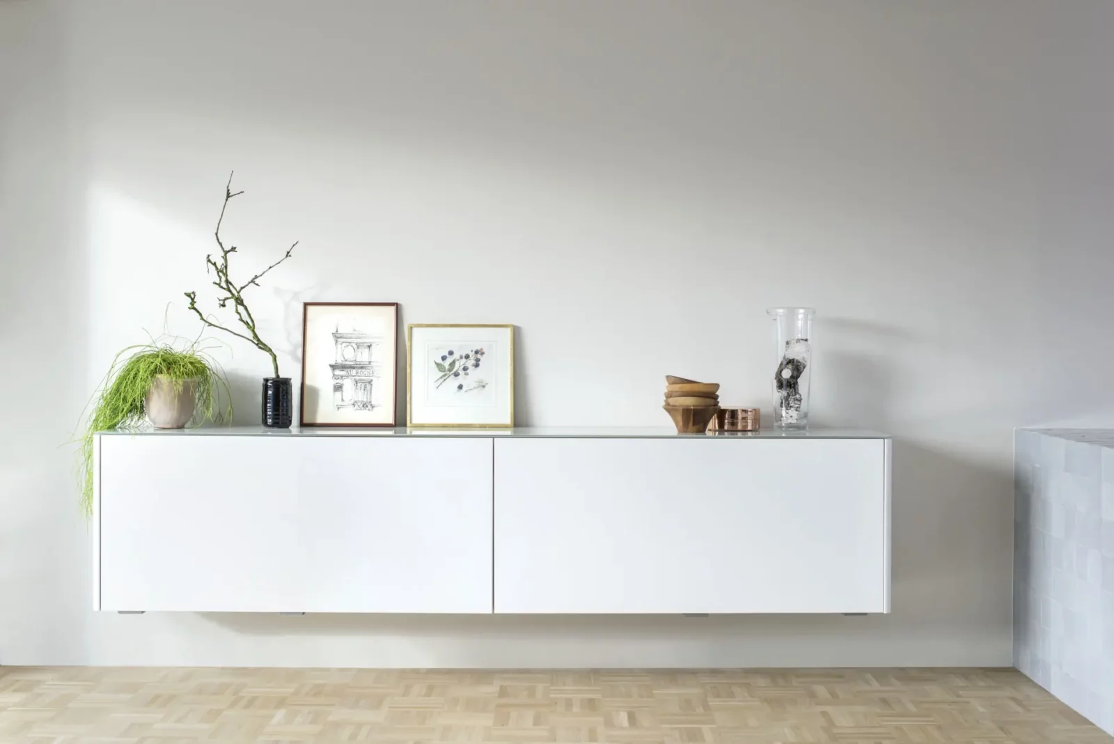 Hängendes Sideboard Gaya 006 in Weiß mit glatter Oberfläche.