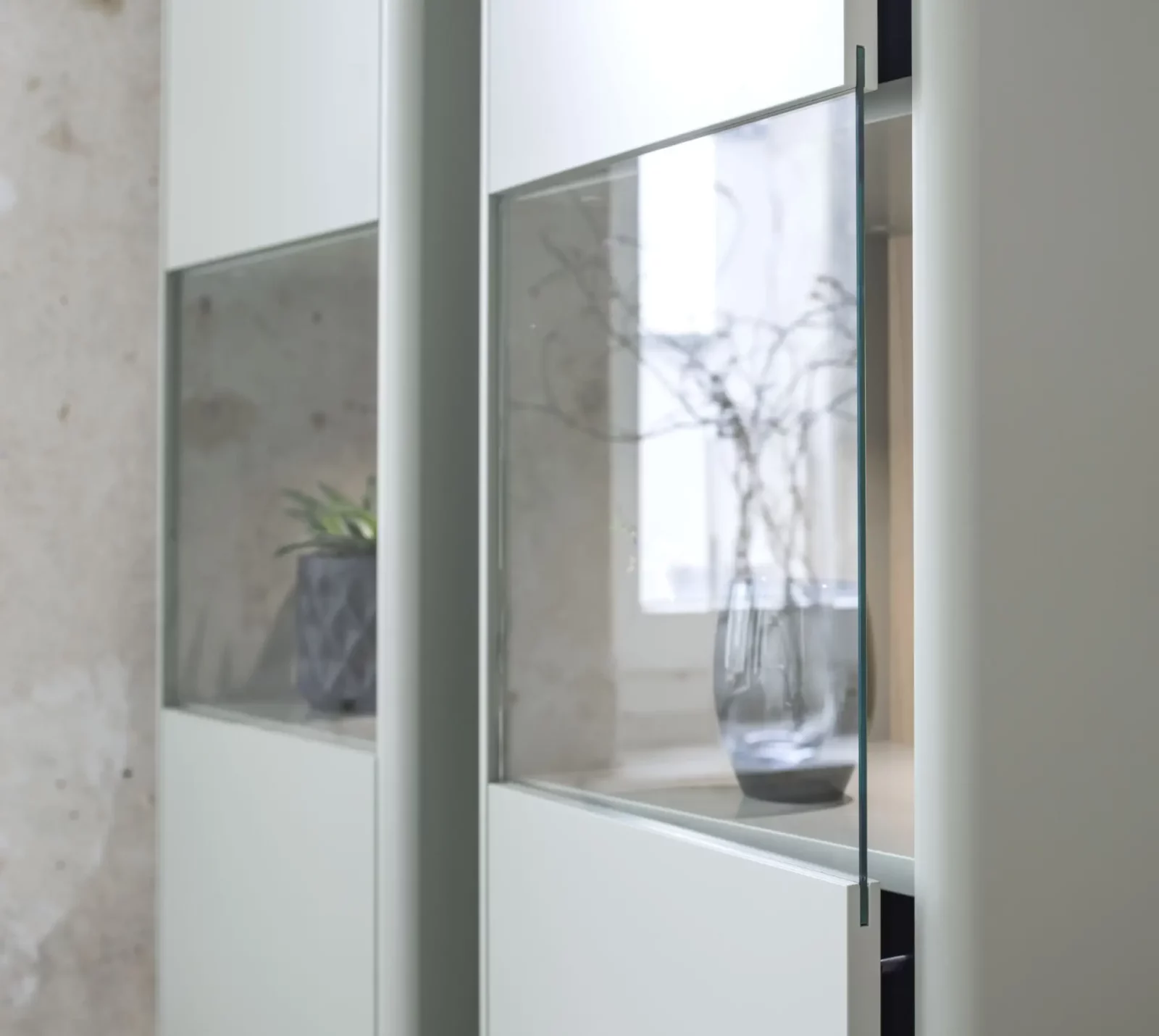 Vitrinenschrank Gaya 007 mit Glasfronten und weißem Korpus.