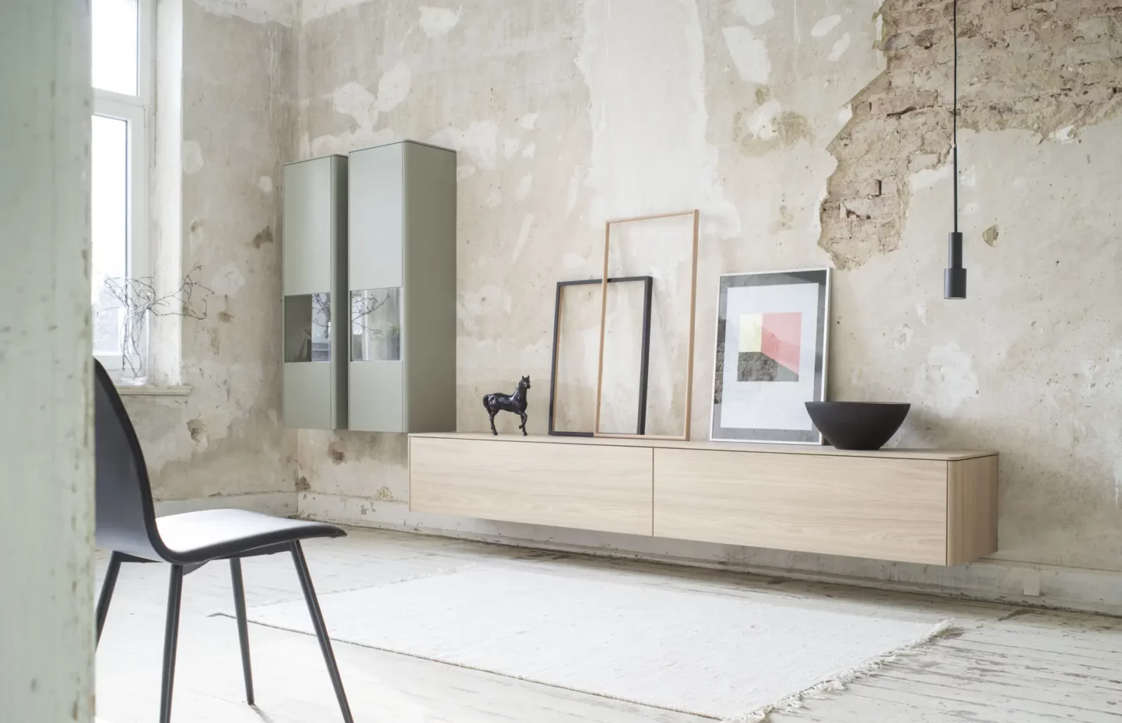 Hängendes Sideboard aus hellem Holz mit zwei grauen Wandregalen.